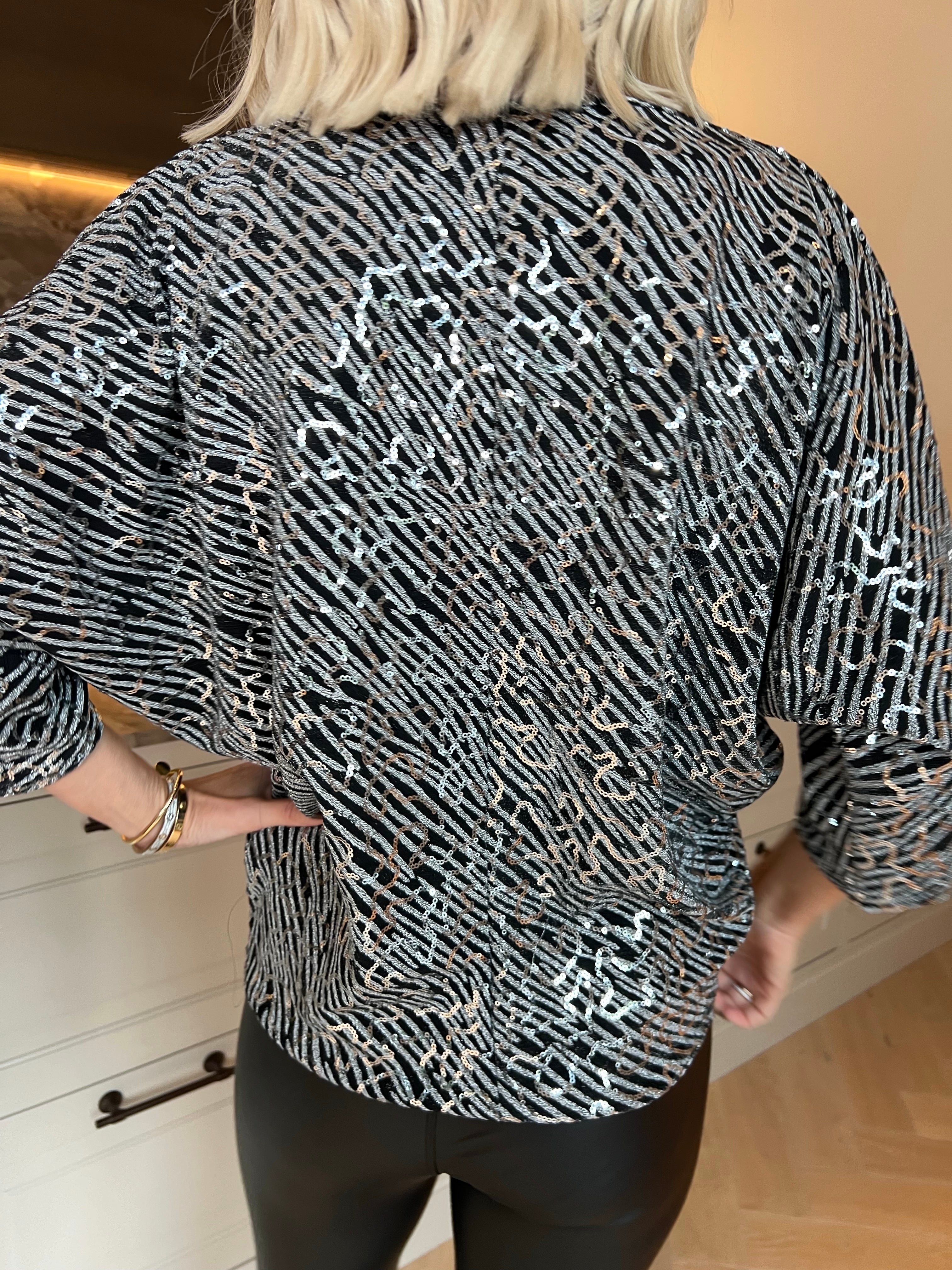 Kate - Festlig tunika med glittrande trådar och fina paljetter som ger en glamorös look