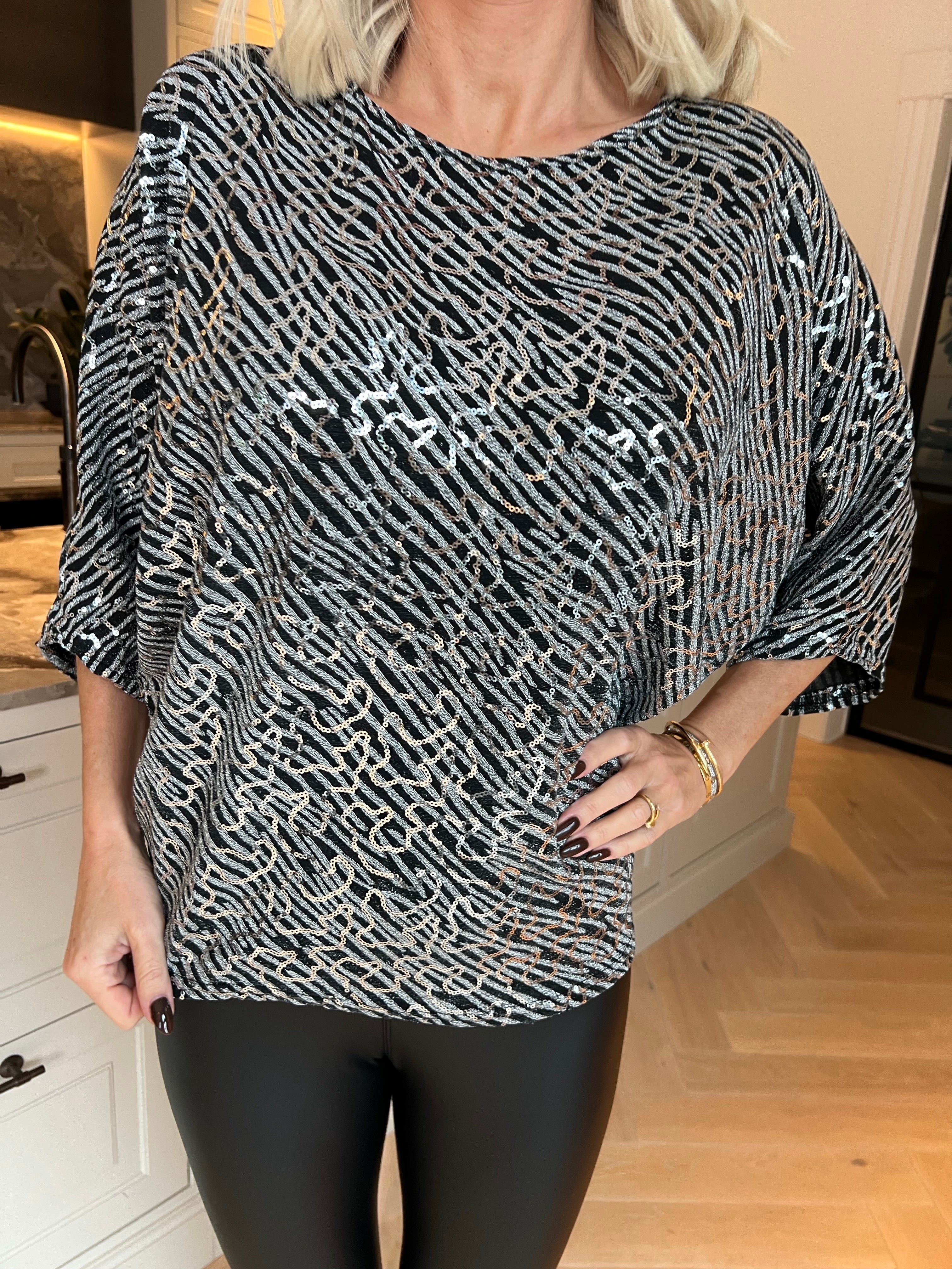 Kate - Festlig tunika med glittrande trådar och fina paljetter som ger en glamorös look