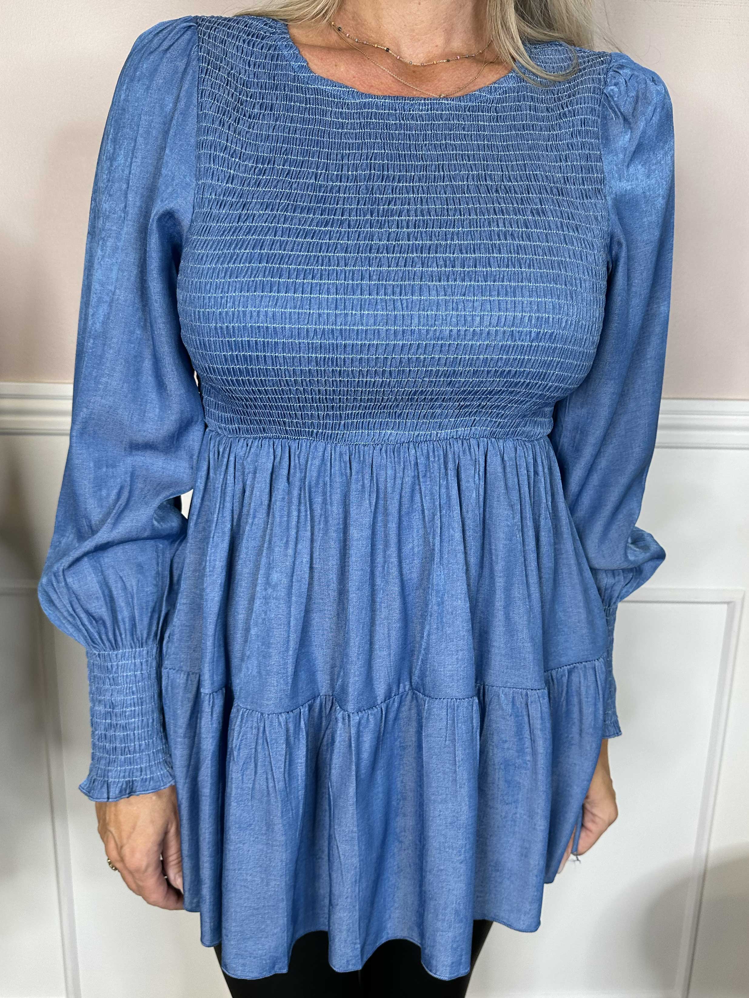 Kelly Denim Shirt - Elastisk blus med smock över bröstet