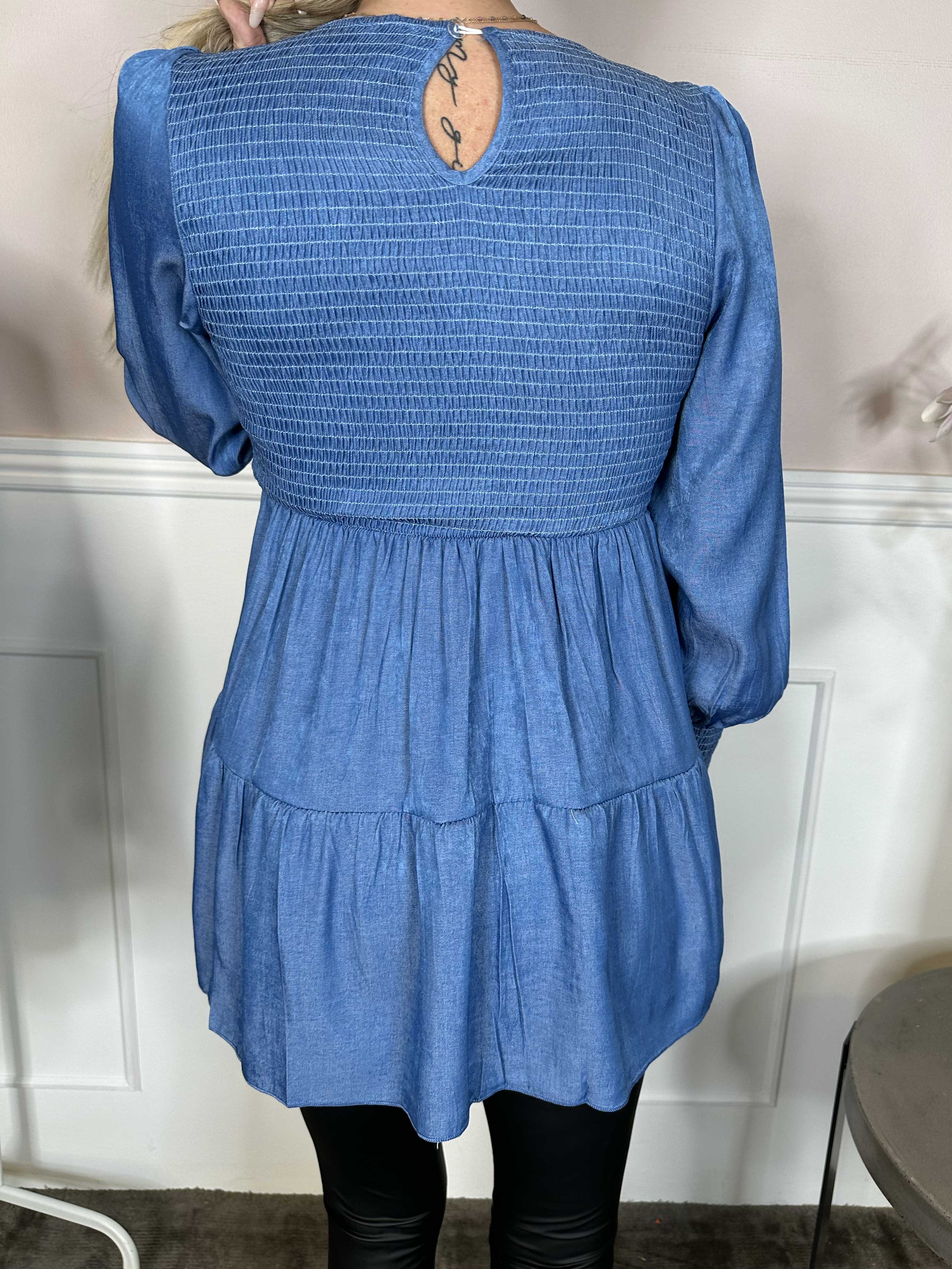 Kelly Denim Shirt - Elastisk blus med smock över bröstet