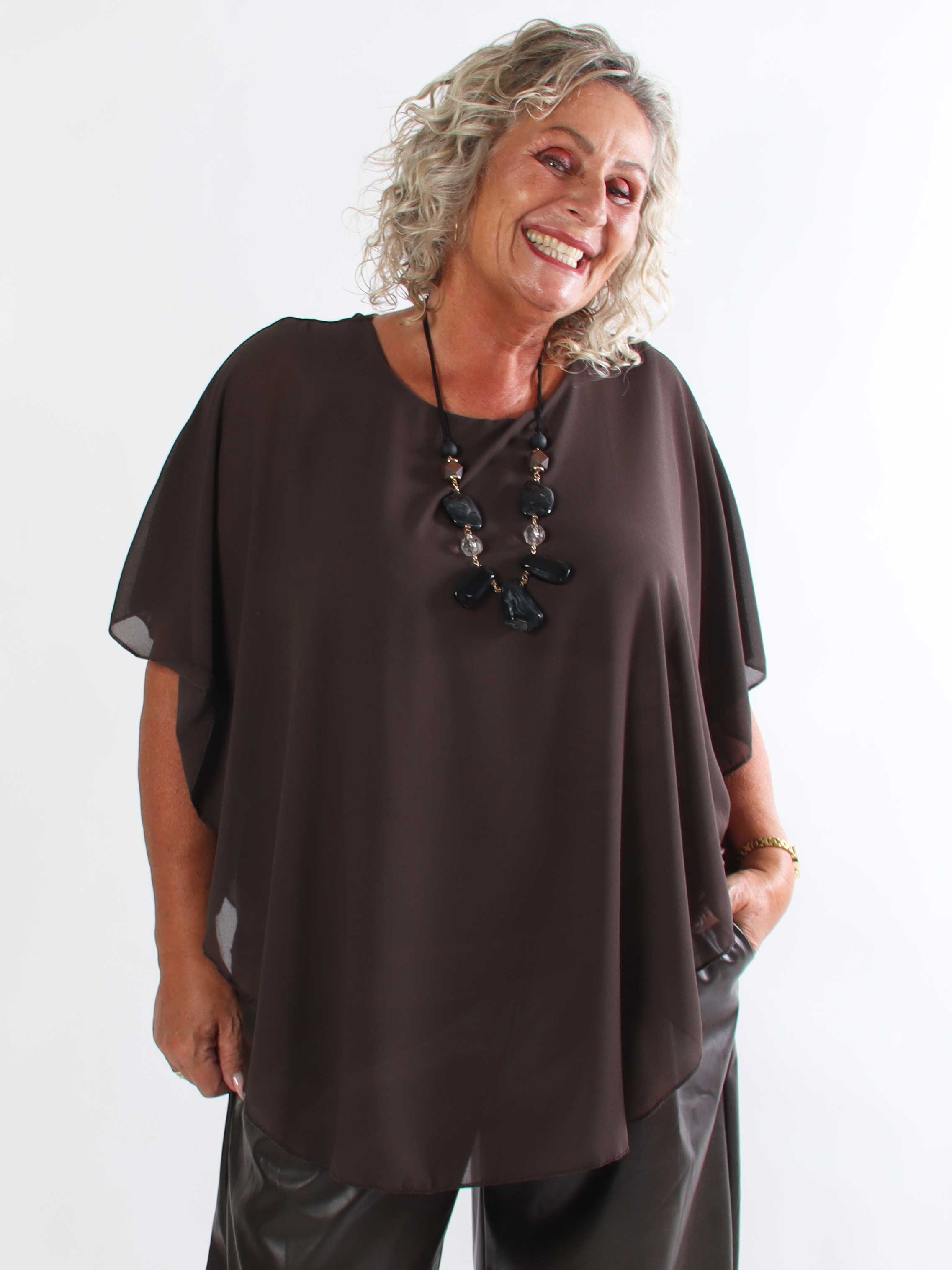 Kenya Shirt - Elegant plus size bluse med let chiffonlag og rund udskæring