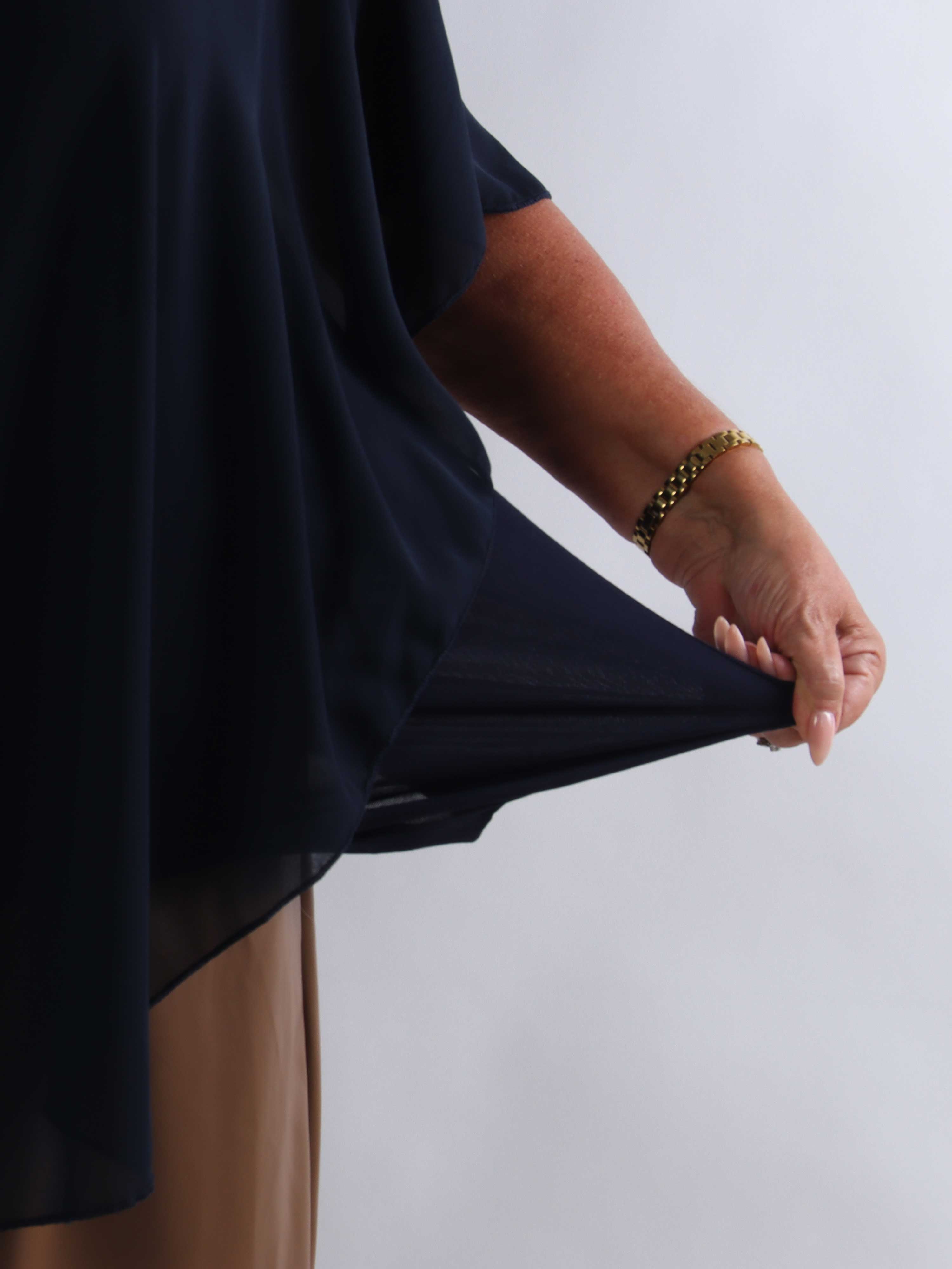 Kenya Shirt - Elegant plus size bluse med let chiffonlag og rund udskæring