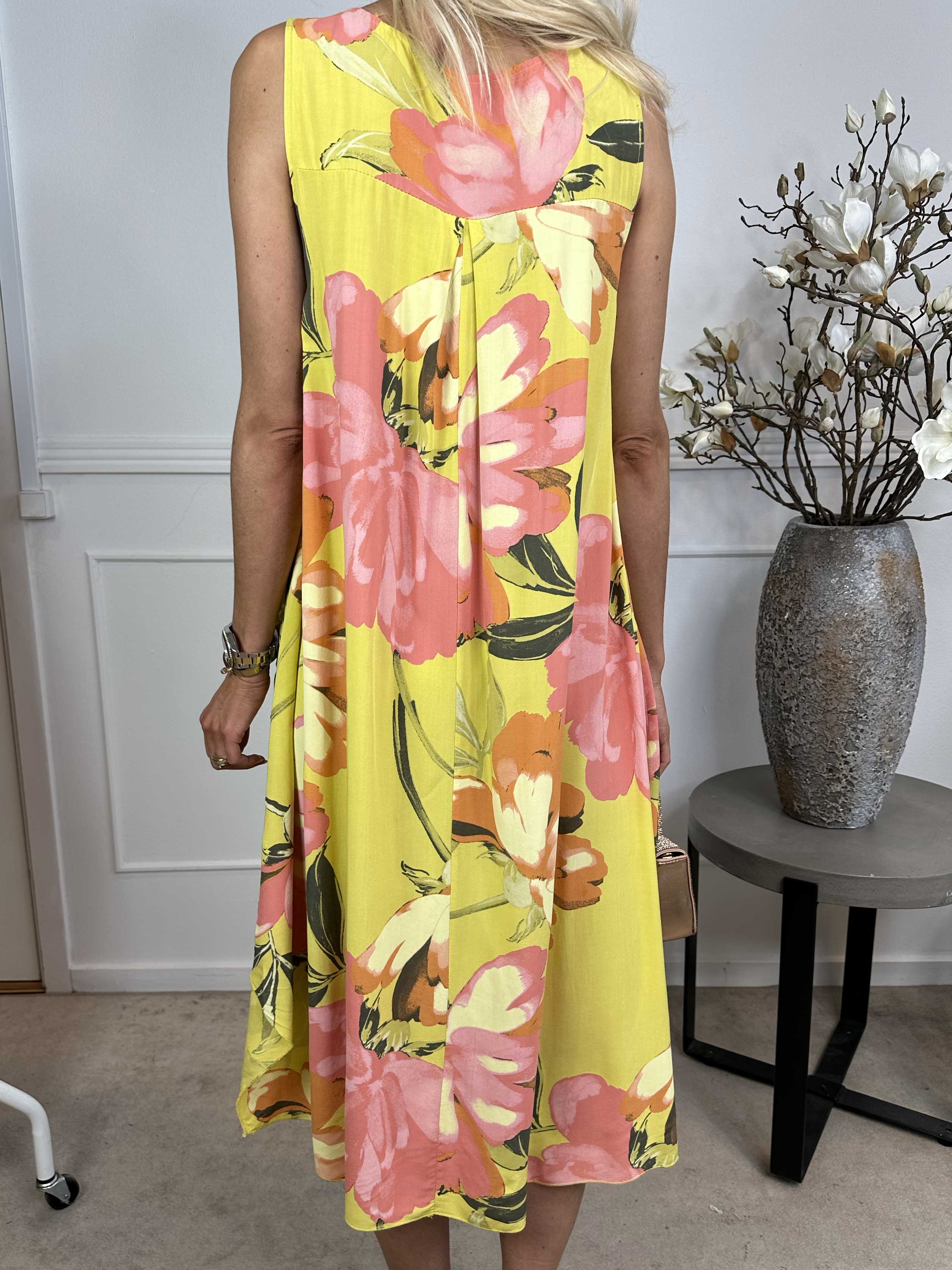 Kirsi - Söt blommig sommarklänning i viskos med fickor