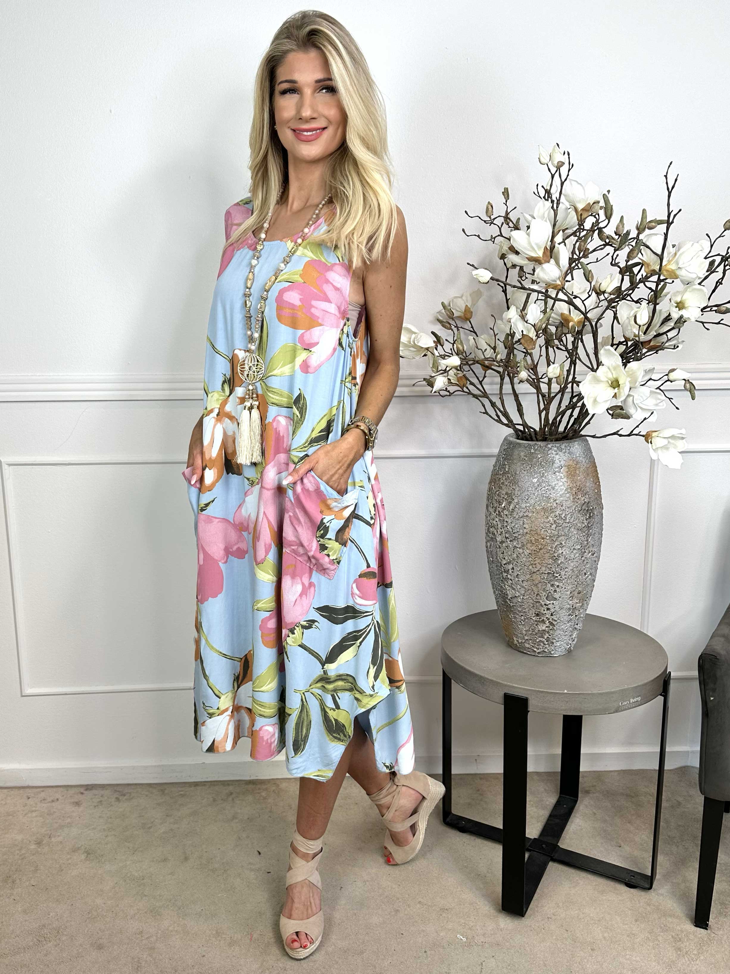 Kirsi - Söt blommig sommarklänning i viskos med fickor