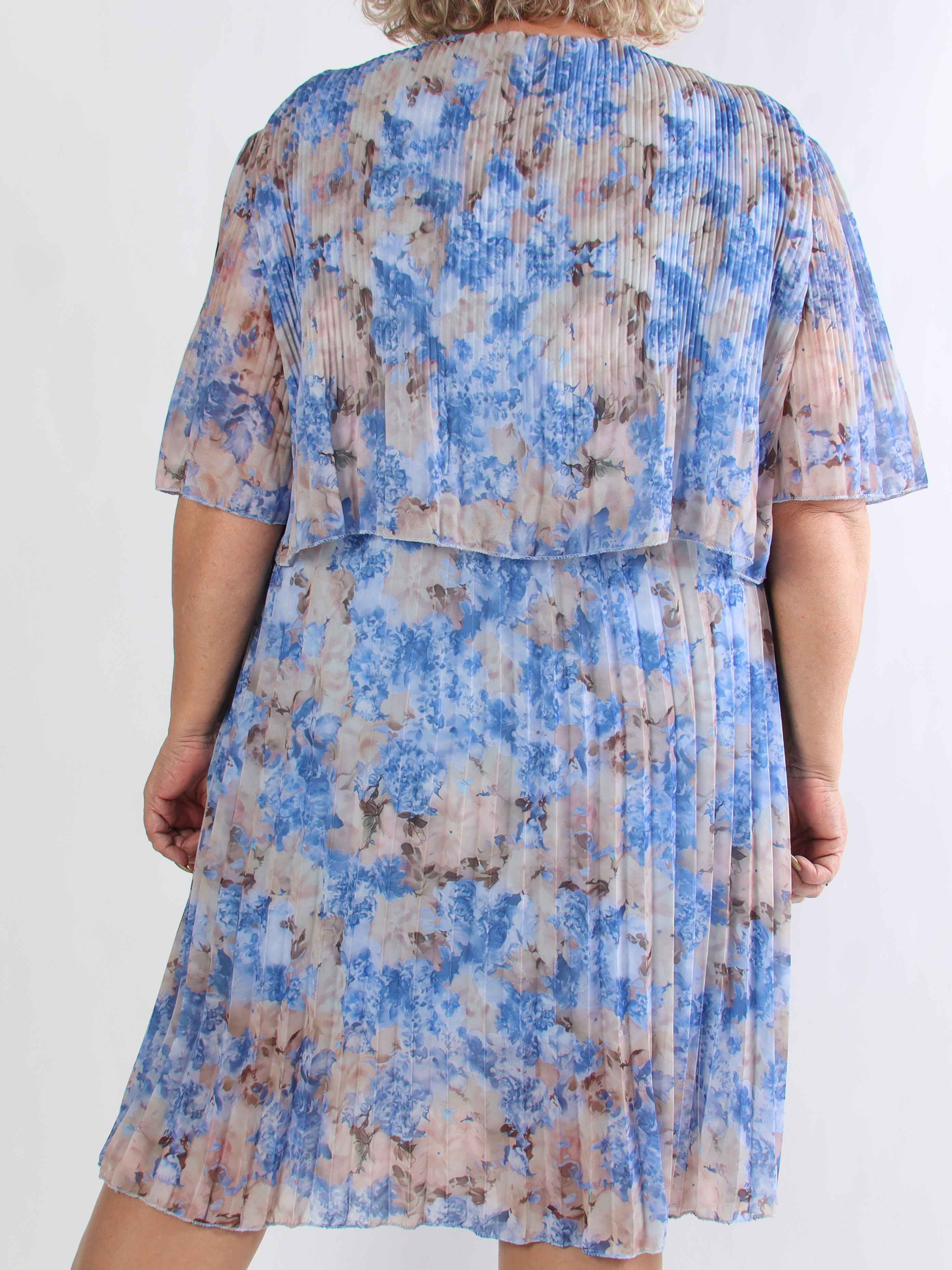 Kristina Flower - Sød blomstret plus size kjole med flæselag