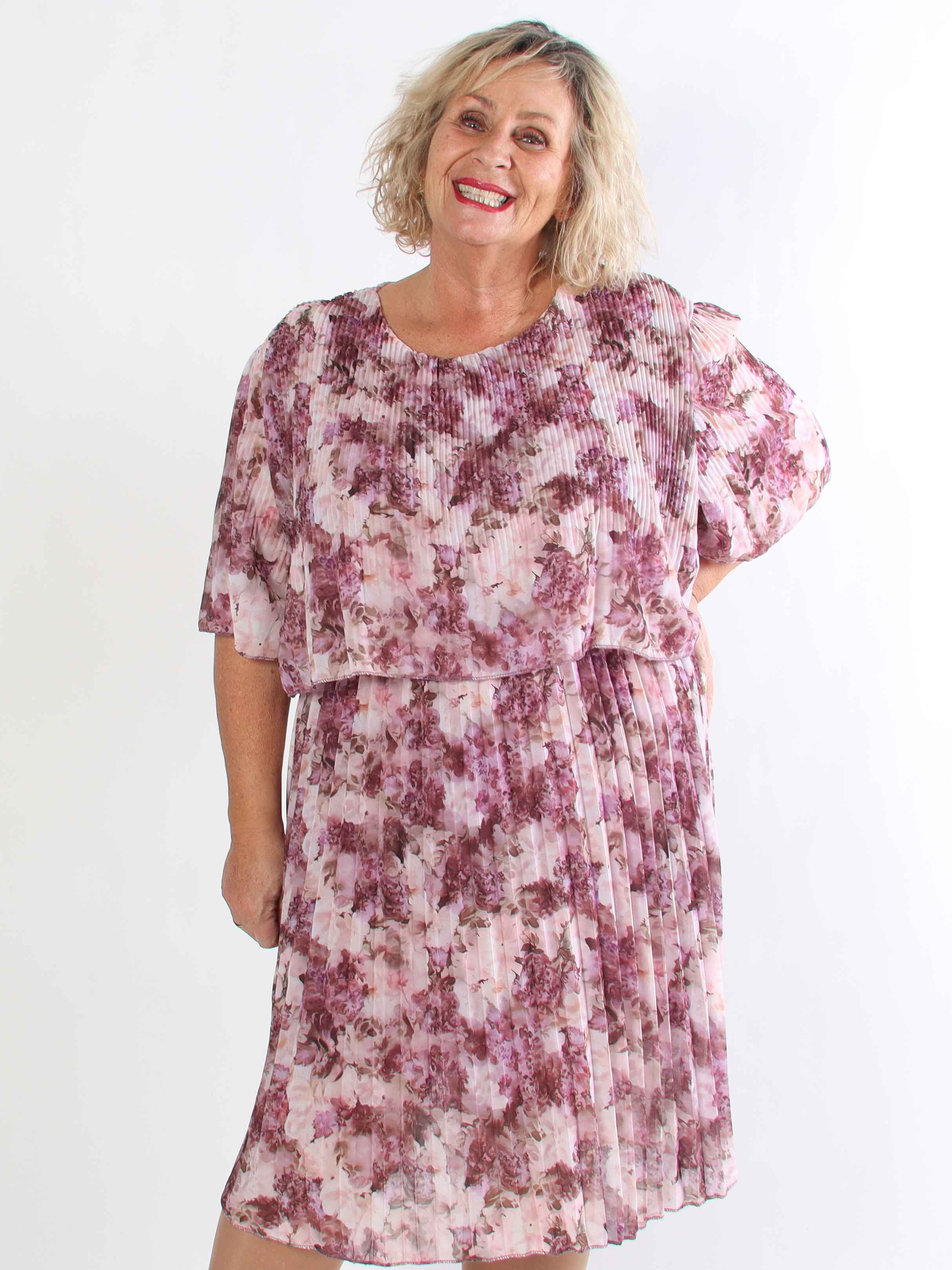 Kristina Flower - Sød blomstret plus size kjole med flæselag