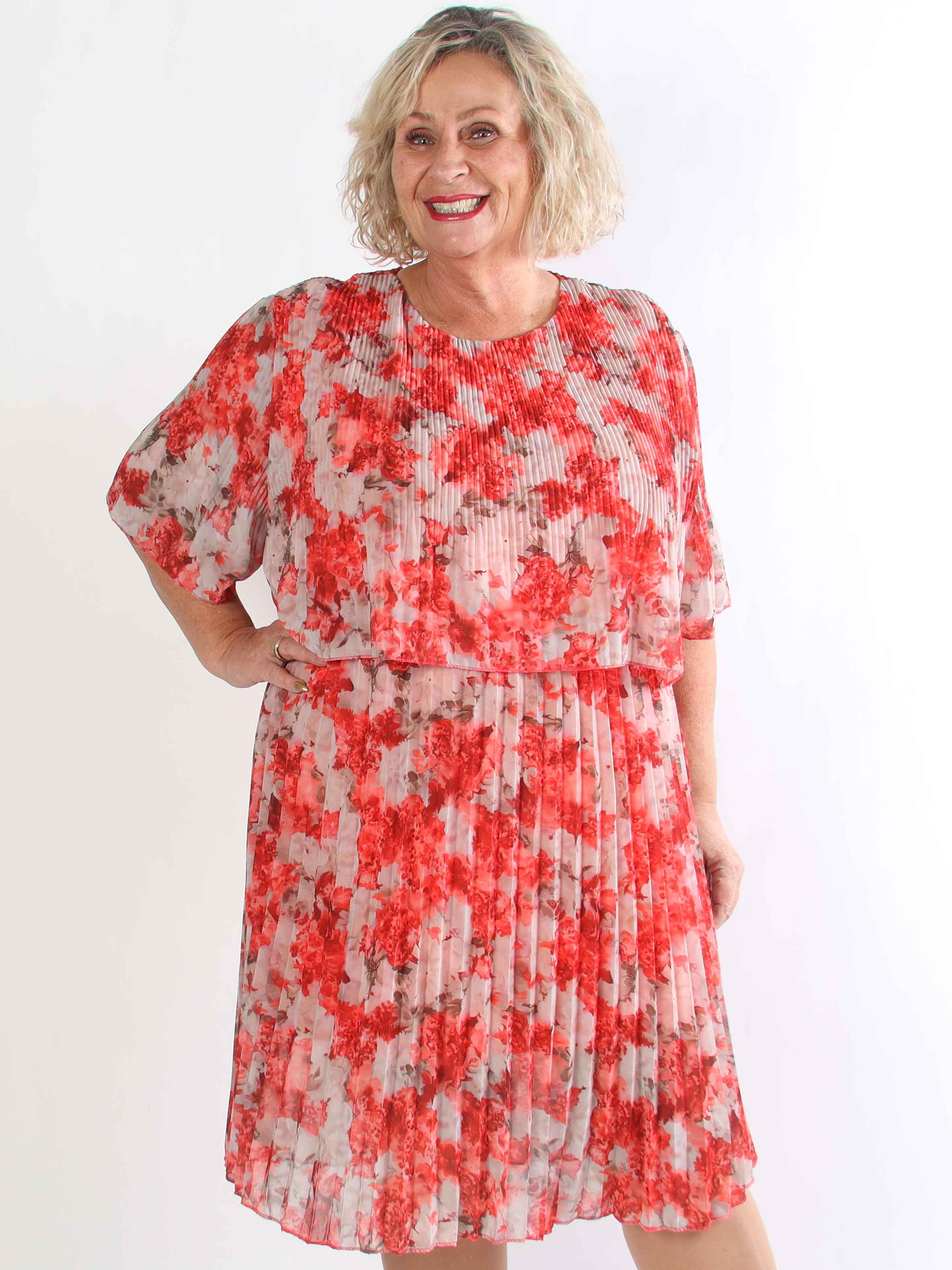 Kristina Flower - Sød blomstret plus size kjole med flæselag