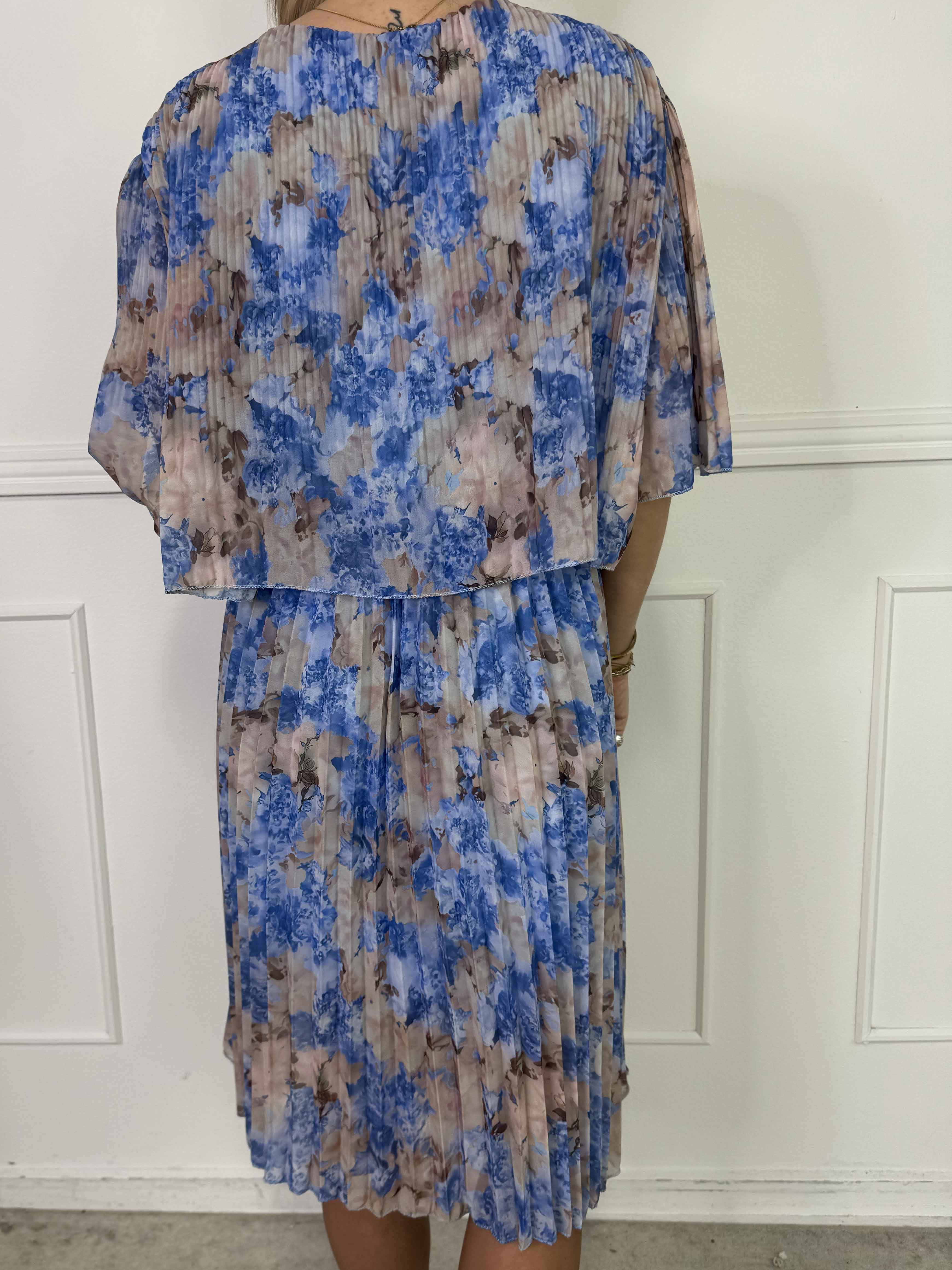 Kristina Flower - Sød blomstret plisseret kjole med flæselag