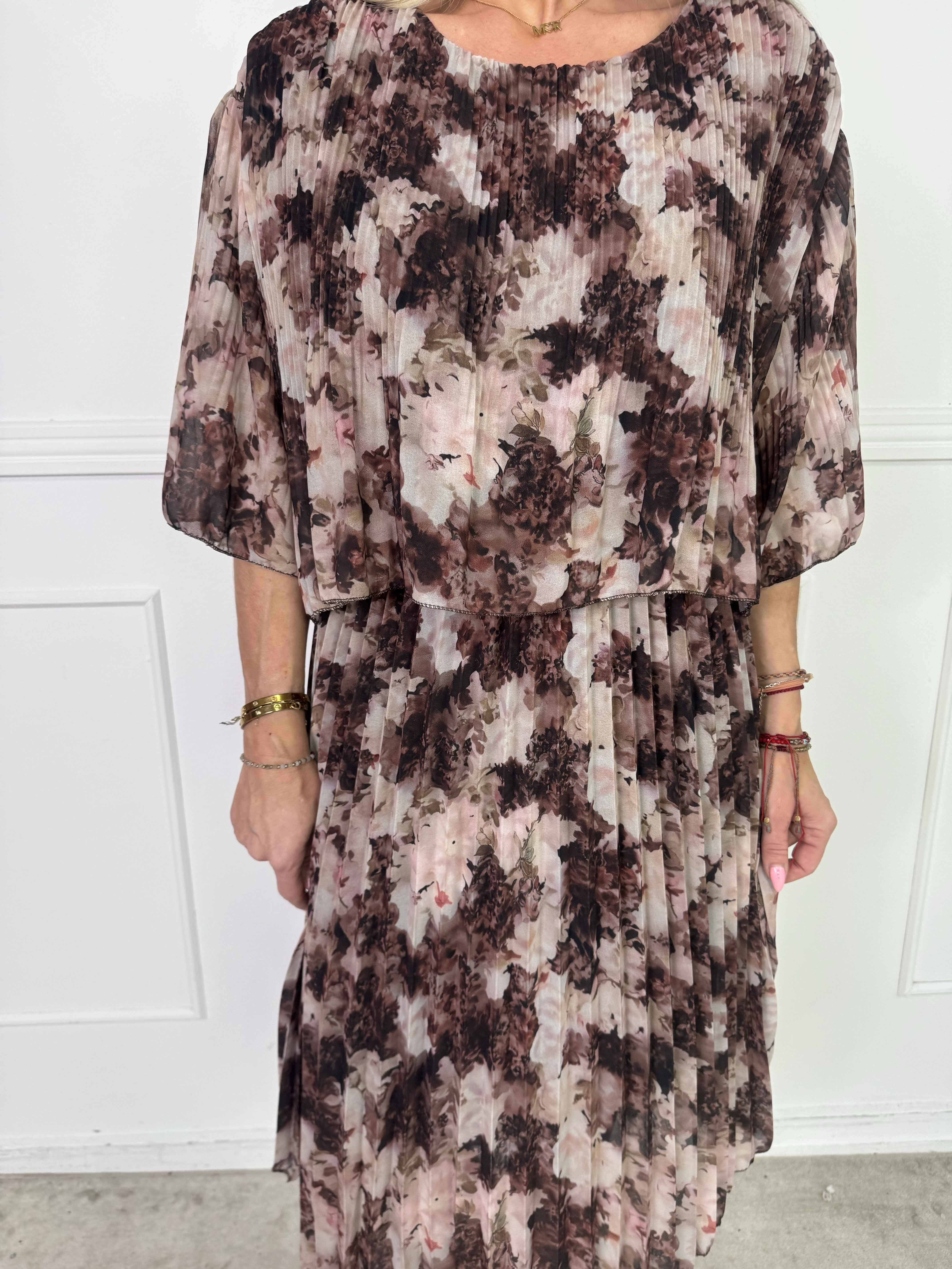 Kristina Flower - Sød blomstret plisseret kjole med flæselag