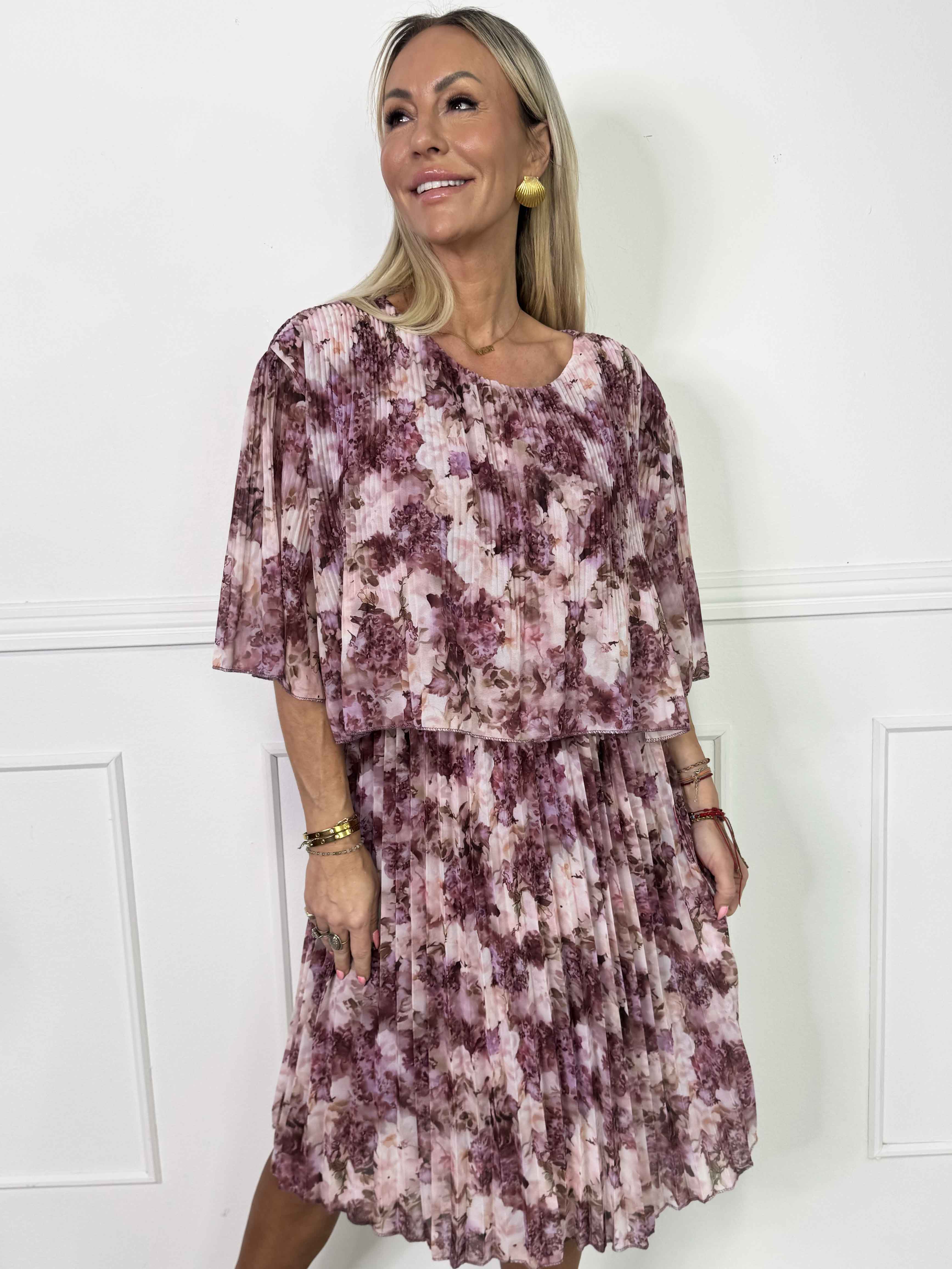 Kristina Flower - Sød blomstret plisseret kjole med flæselag