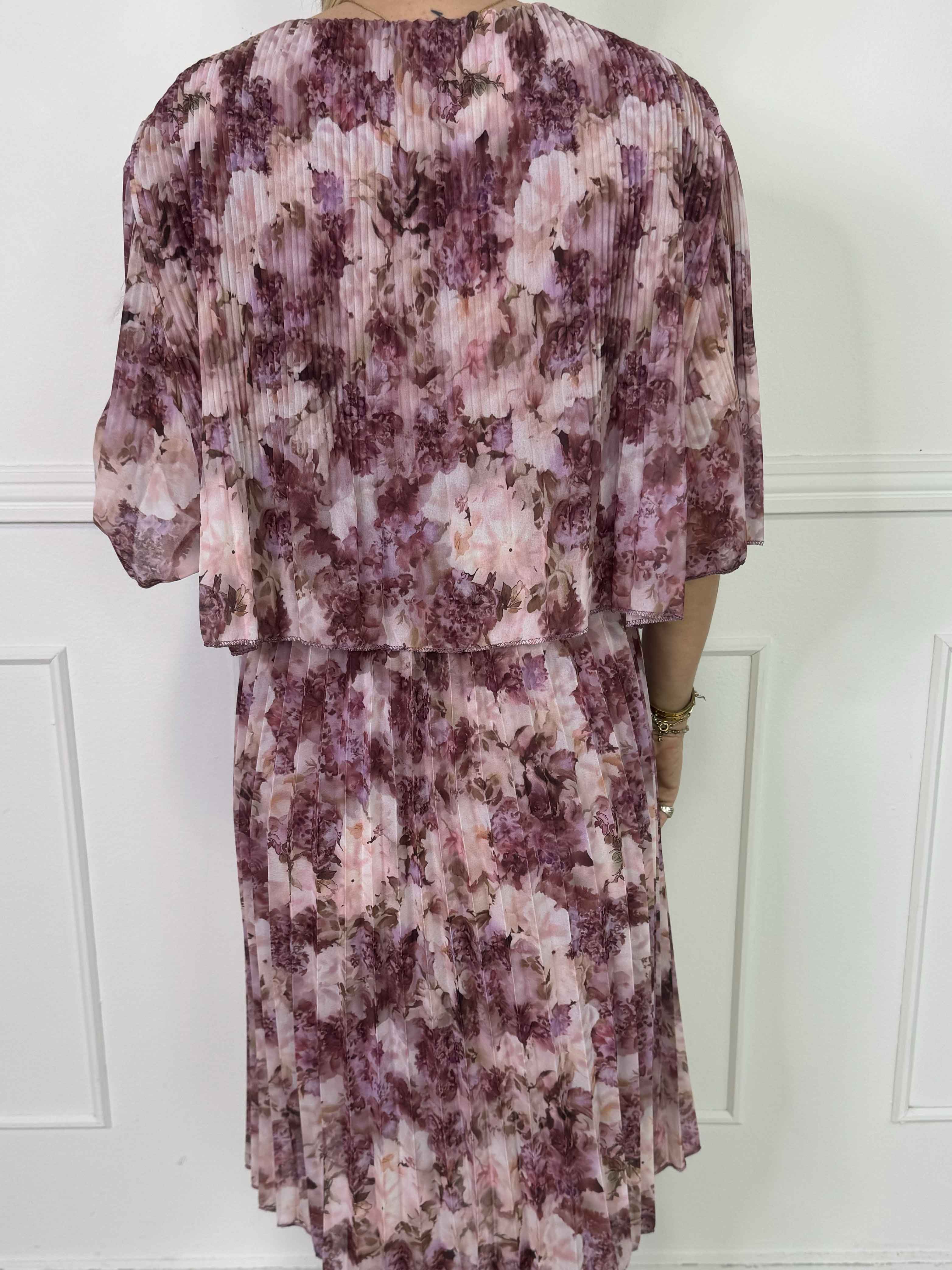 Kristina Flower - Sød blomstret plisseret kjole med flæselag