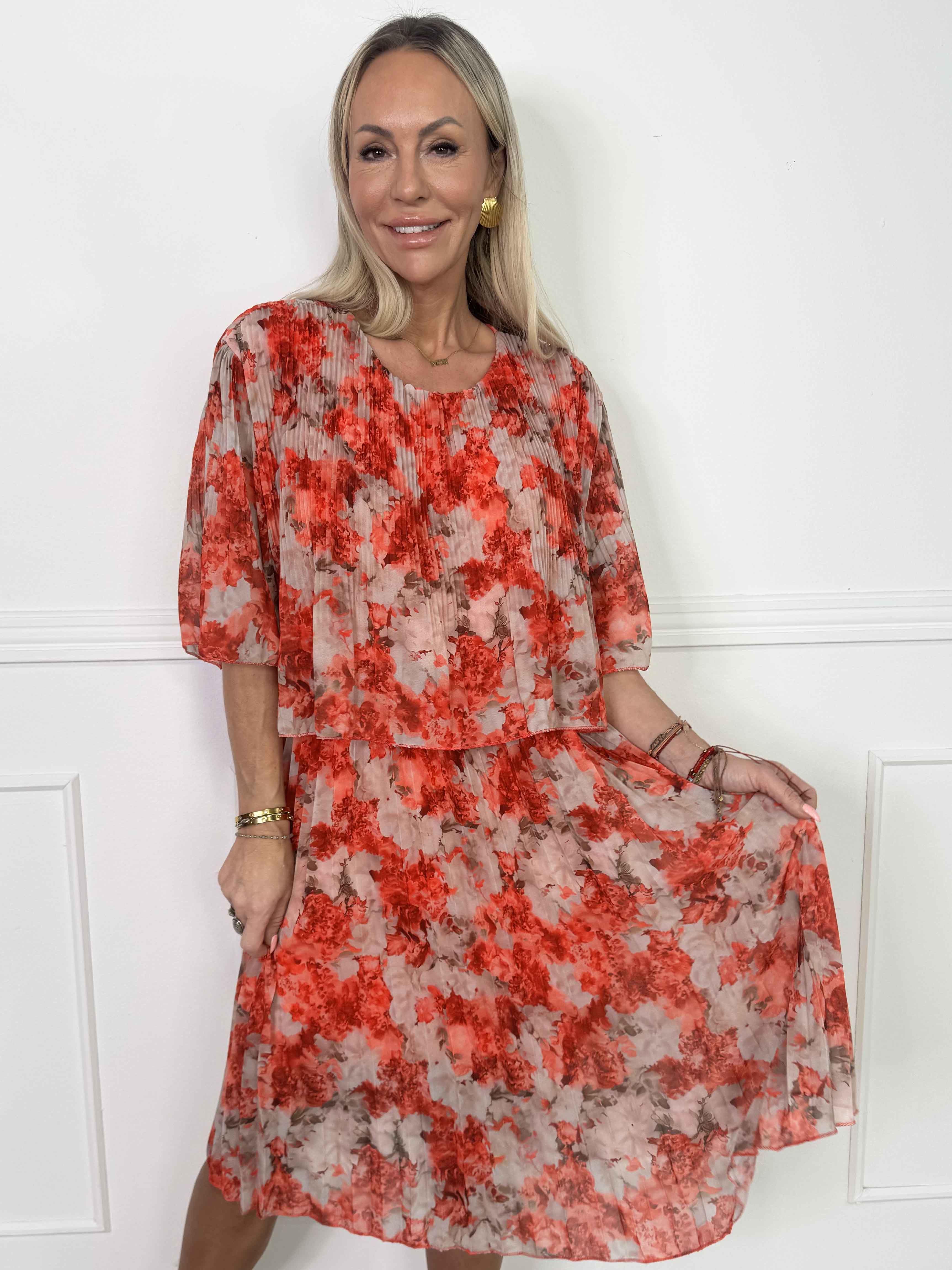 Kristina Flower - Sød blomstret plisseret kjole med flæselag