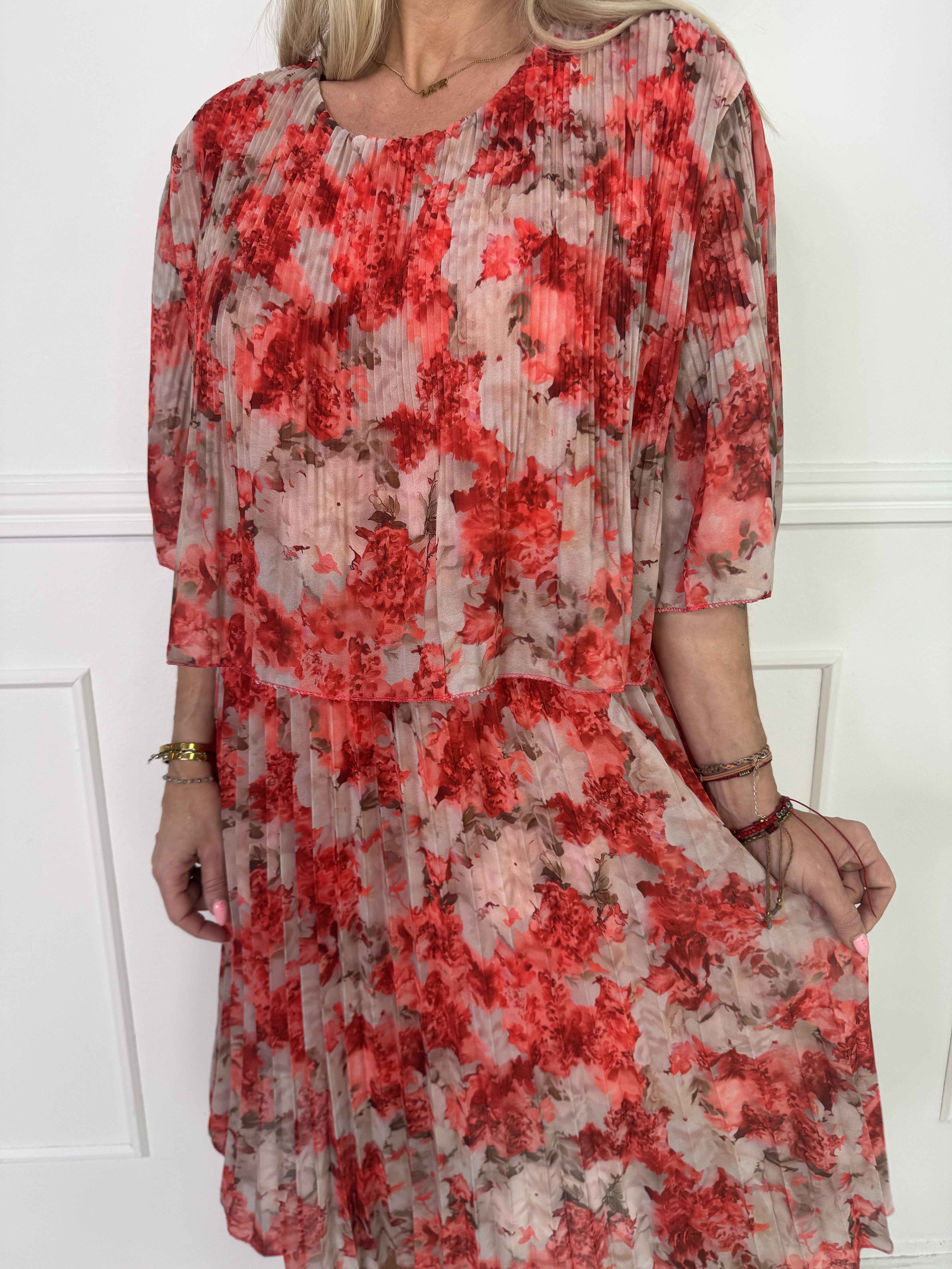 Kristina Flower - Sød blomstret plisseret kjole med flæselag