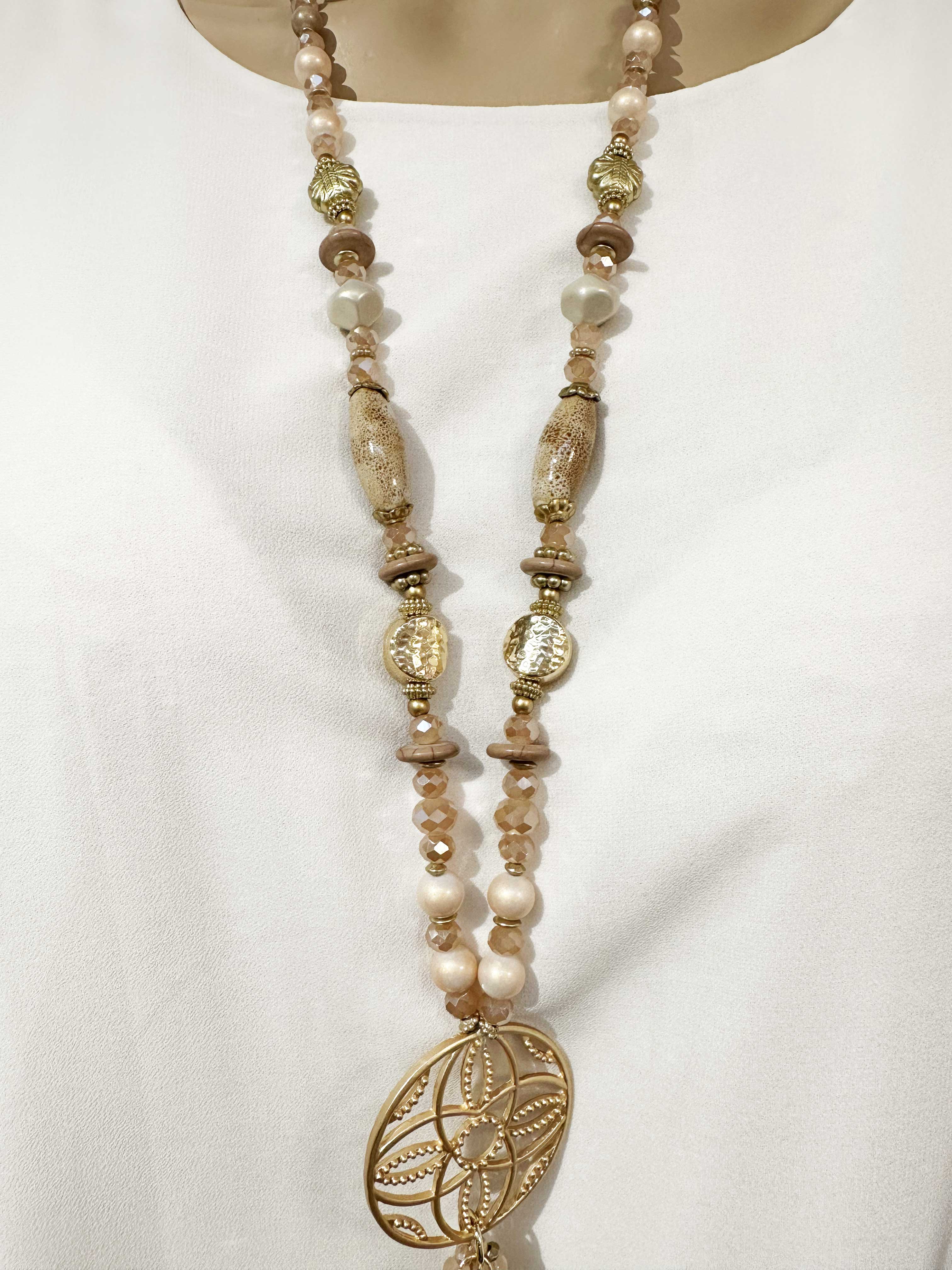 Lamia - Pärlhalsband med guldfärgat hänge och tofsar