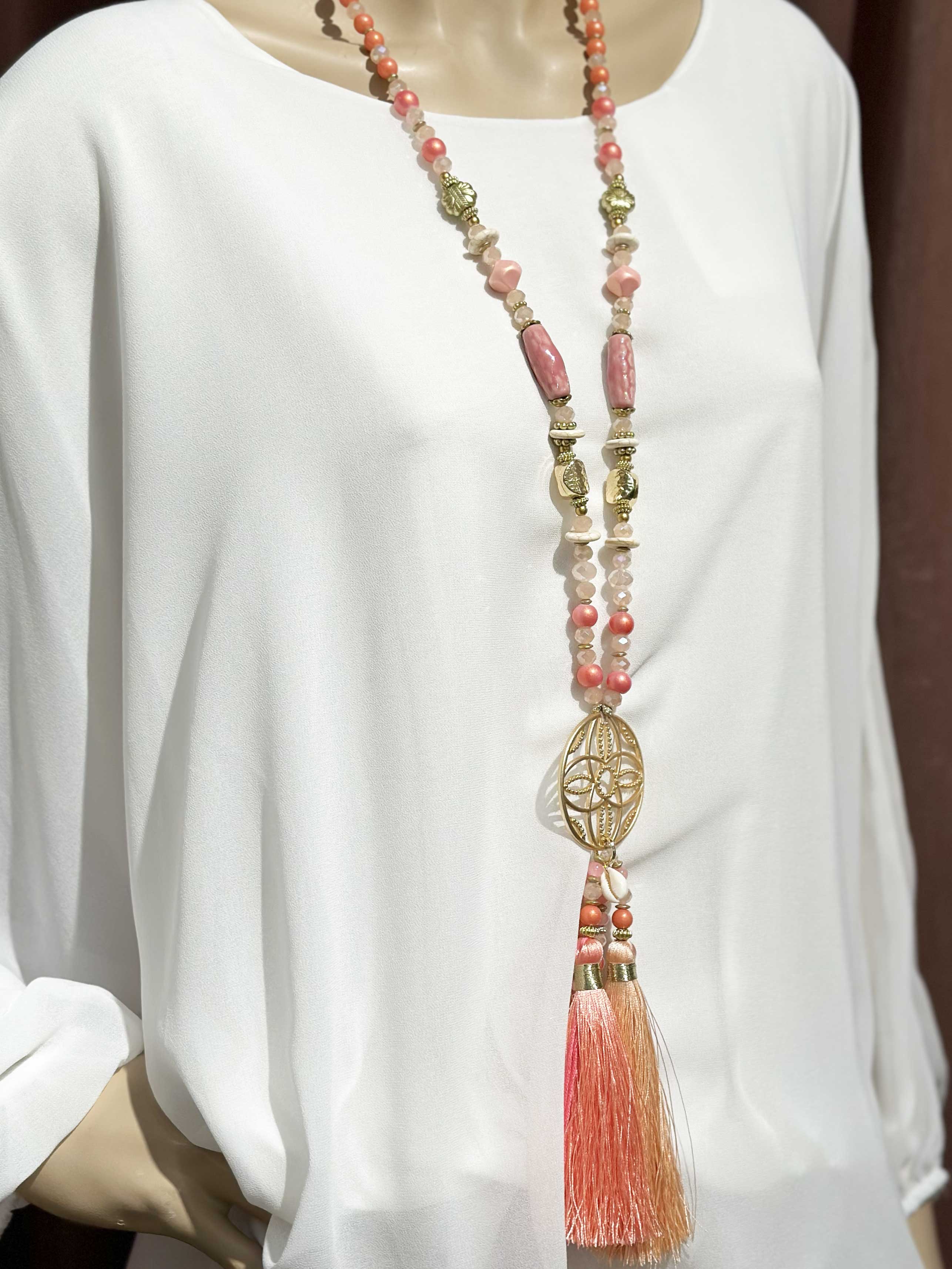 Lamia - Pärlhalsband med guldfärgat hänge och tofsar