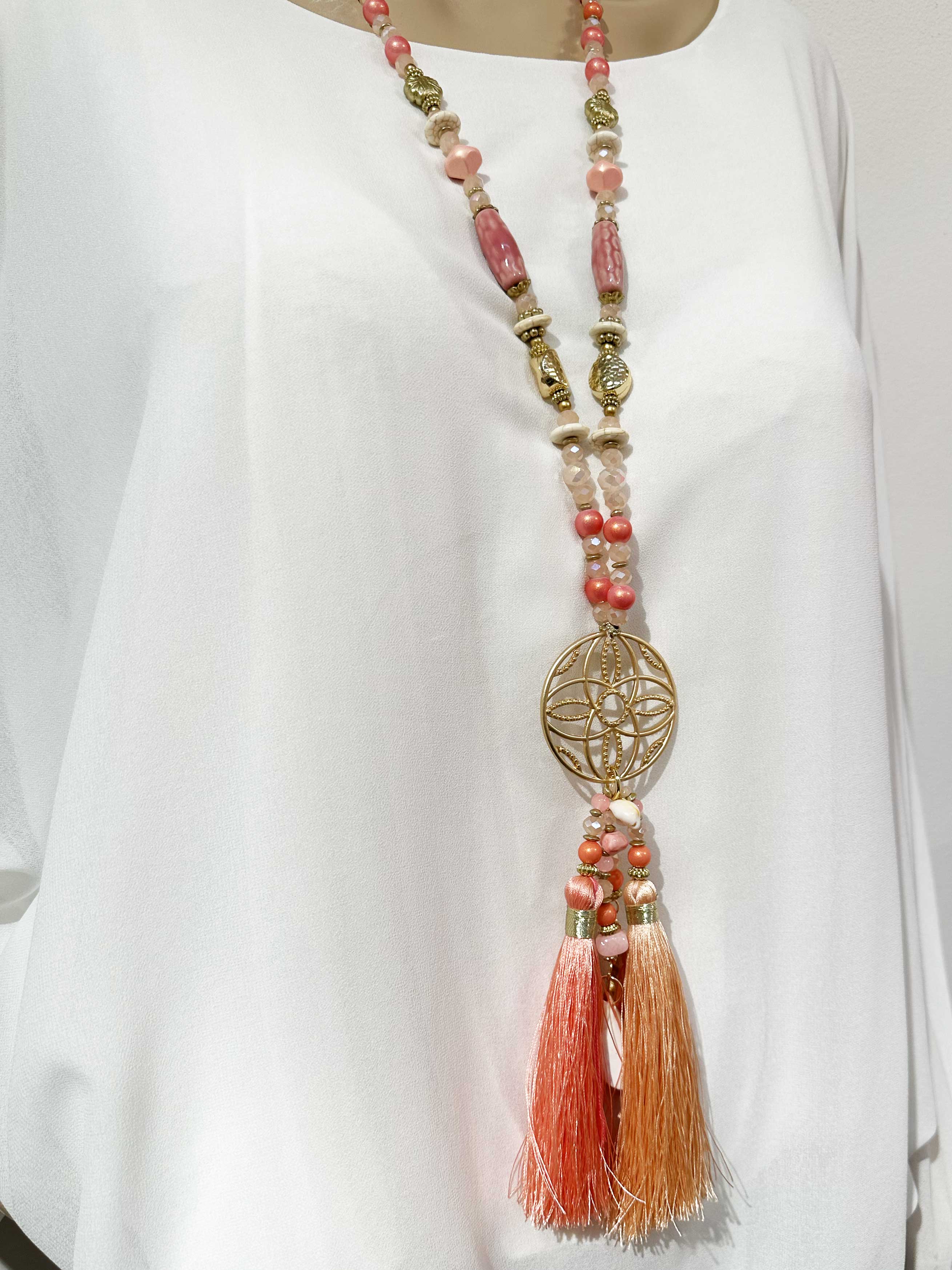 Lamia - Pärlhalsband med guldfärgat hänge och tofsar