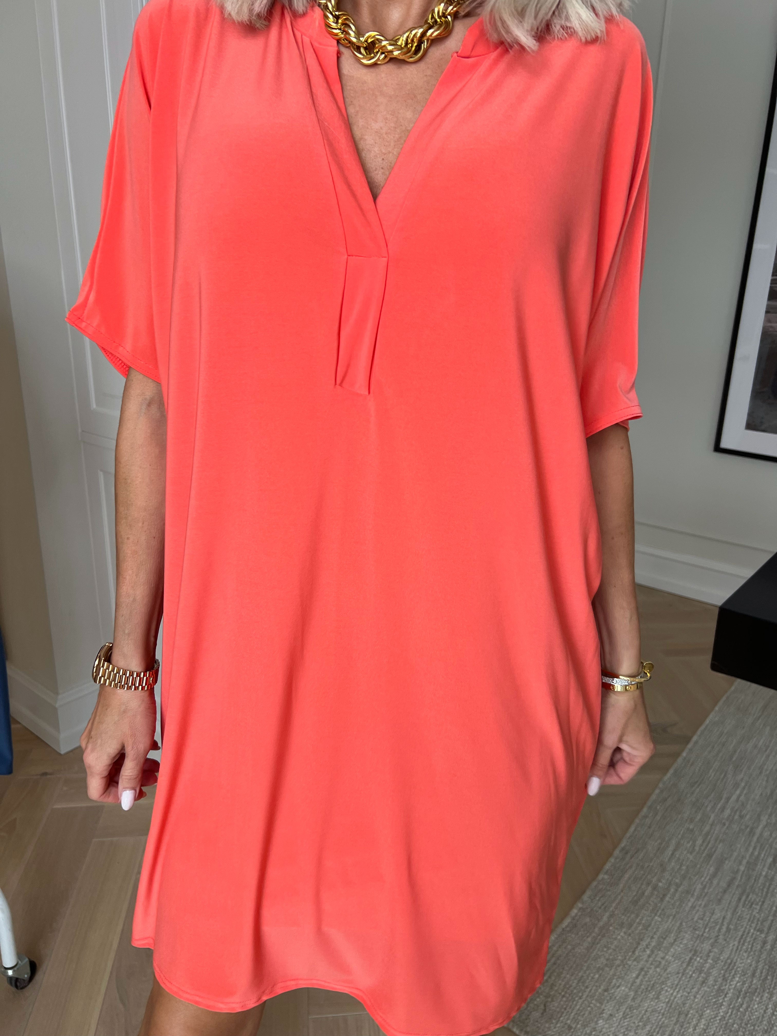 Lenna - Simpel ensfarvet kjole i elastisk stof