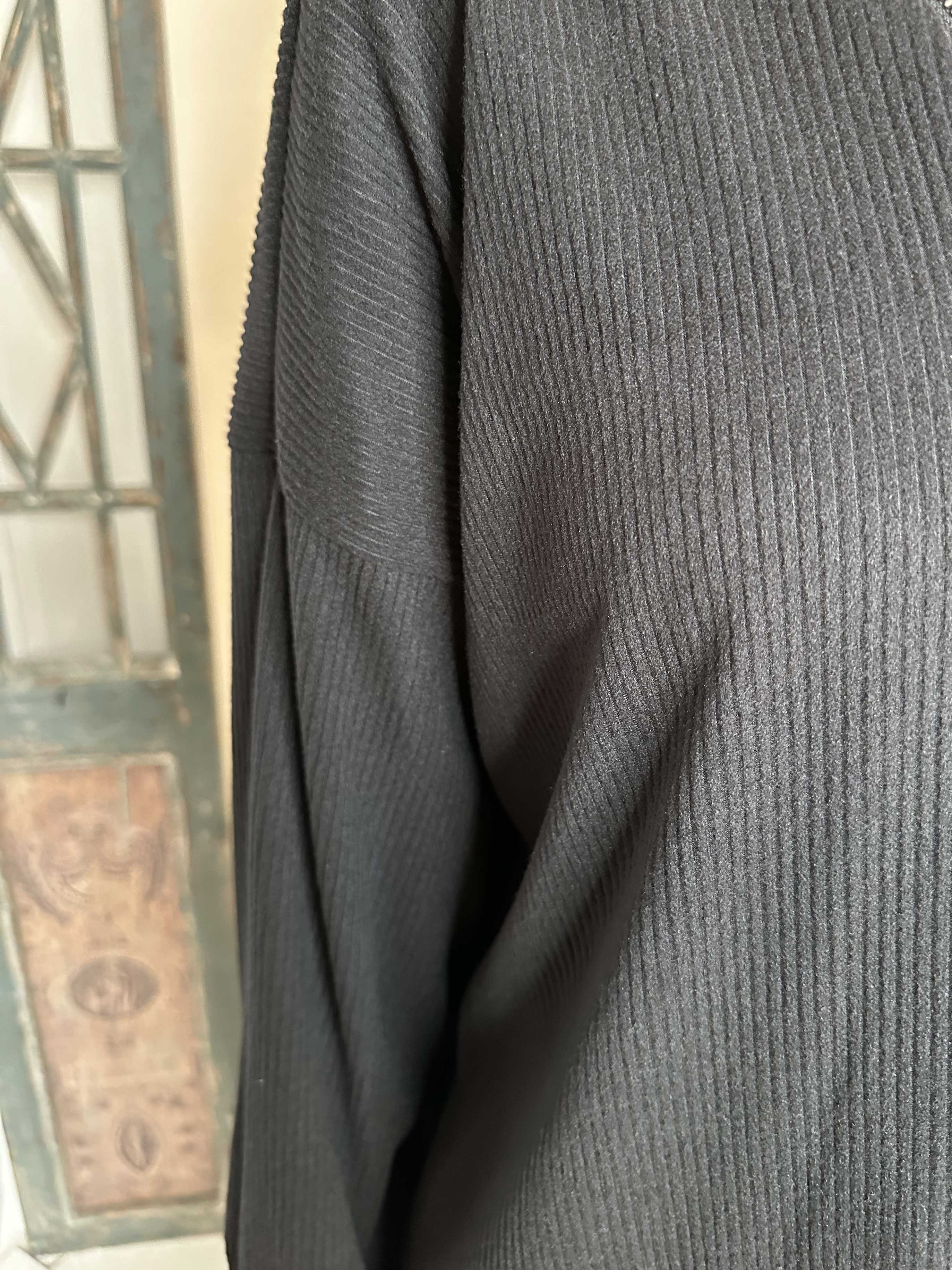 Liana - Mjuk ribbad klänning med dragkedja - Black