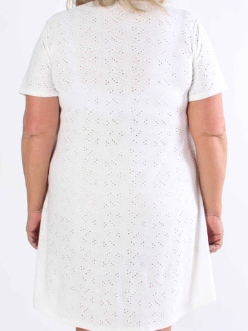 Liba - Mjuk stretchig plus size-klänning i broderie anglaise med dragkedja