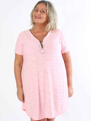 Liba - Mjuk stretchig plus size-klänning i broderie anglaise med dragkedja