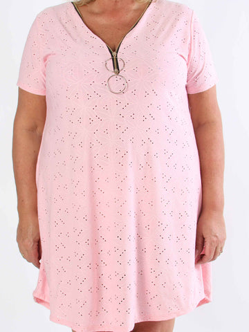 Liba - Mjuk stretchig plus size-klänning i broderie anglaise med dragkedja