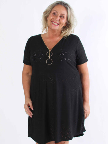 Liba - Mjuk stretchig plus size-klänning i broderie anglaise med dragkedja