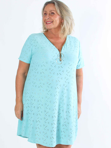Liba - Mjuk stretchig plus size-klänning i broderie anglaise med dragkedja