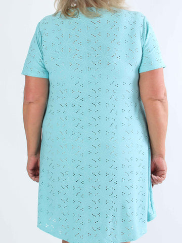 Liba - Mjuk stretchig plus size-klänning i broderie anglaise med dragkedja