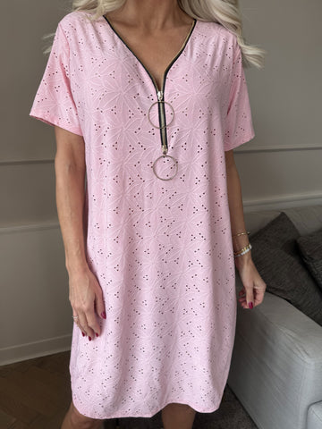 Liba - Mjuk elastisk klänning i broderie anglaise med dragkedja