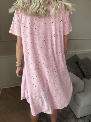 Liba - Mjuk elastisk klänning i broderie anglaise med dragkedja