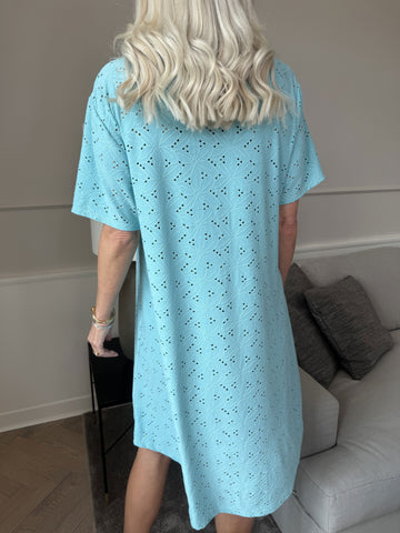 Liba - Mjuk elastisk klänning i broderie anglaise med dragkedja