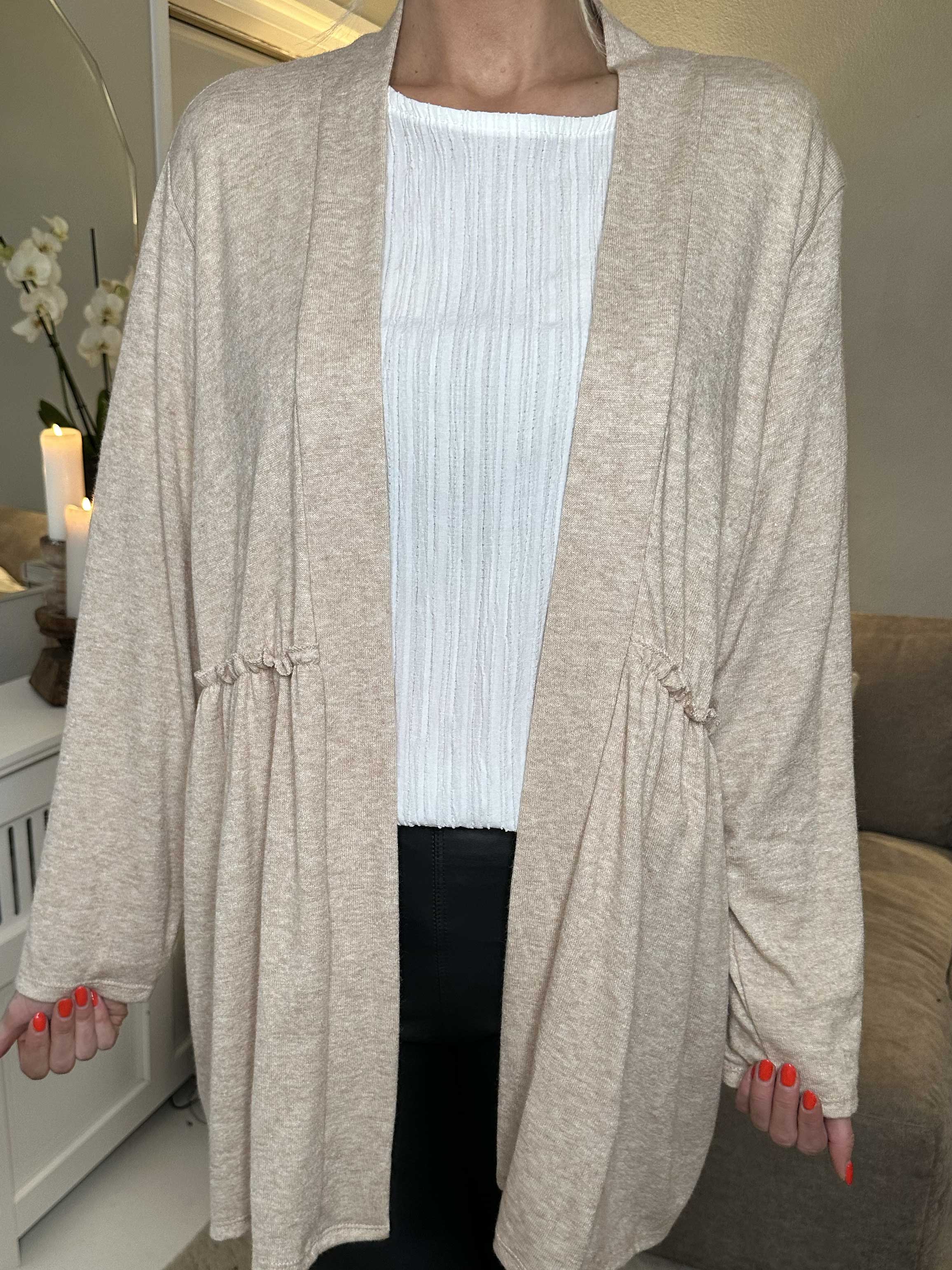 Lilja - Mjuk kofta med liten volangkant - Taupe