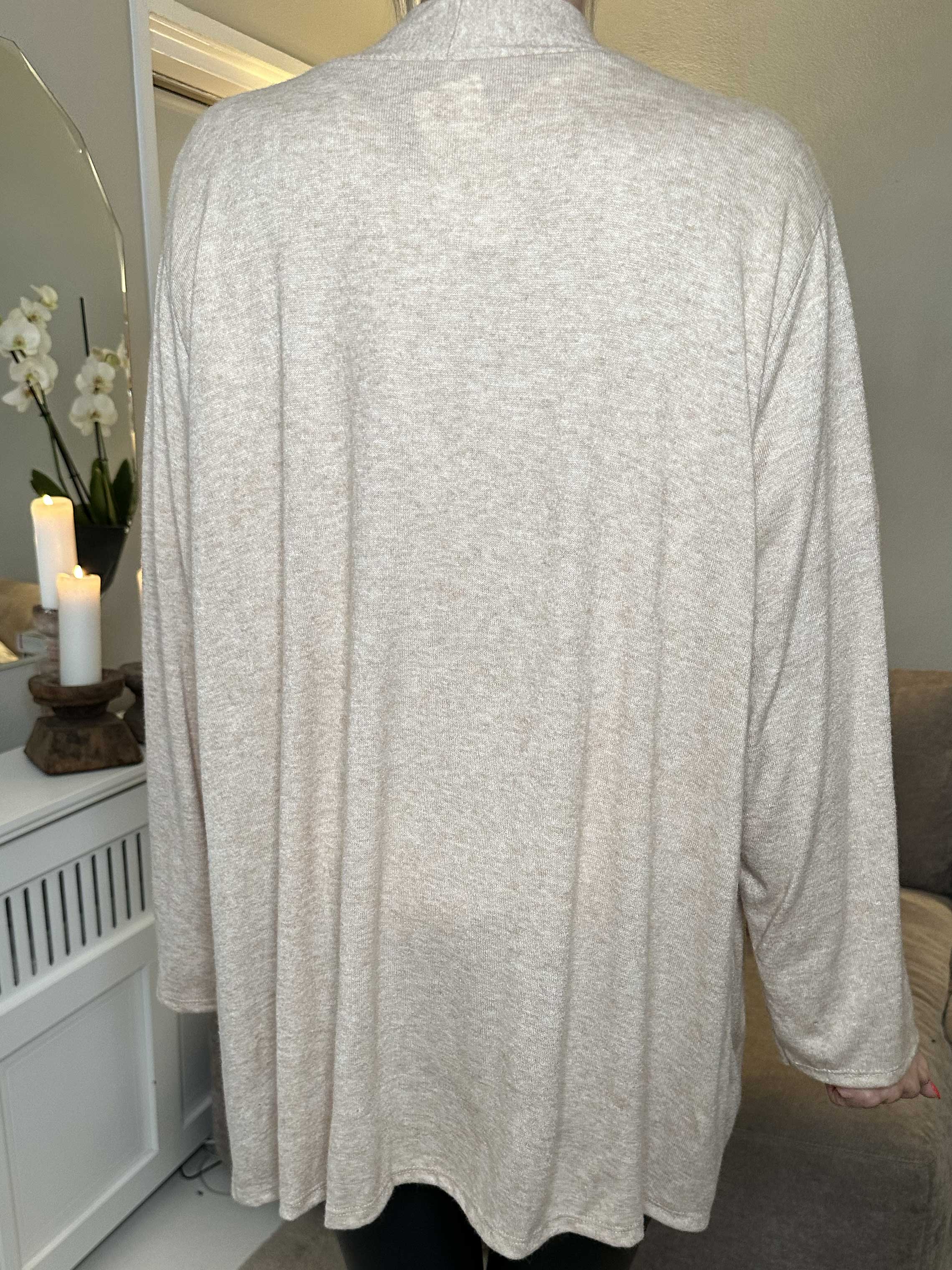 Lilja - Mjuk kofta med liten volangkant - Grey