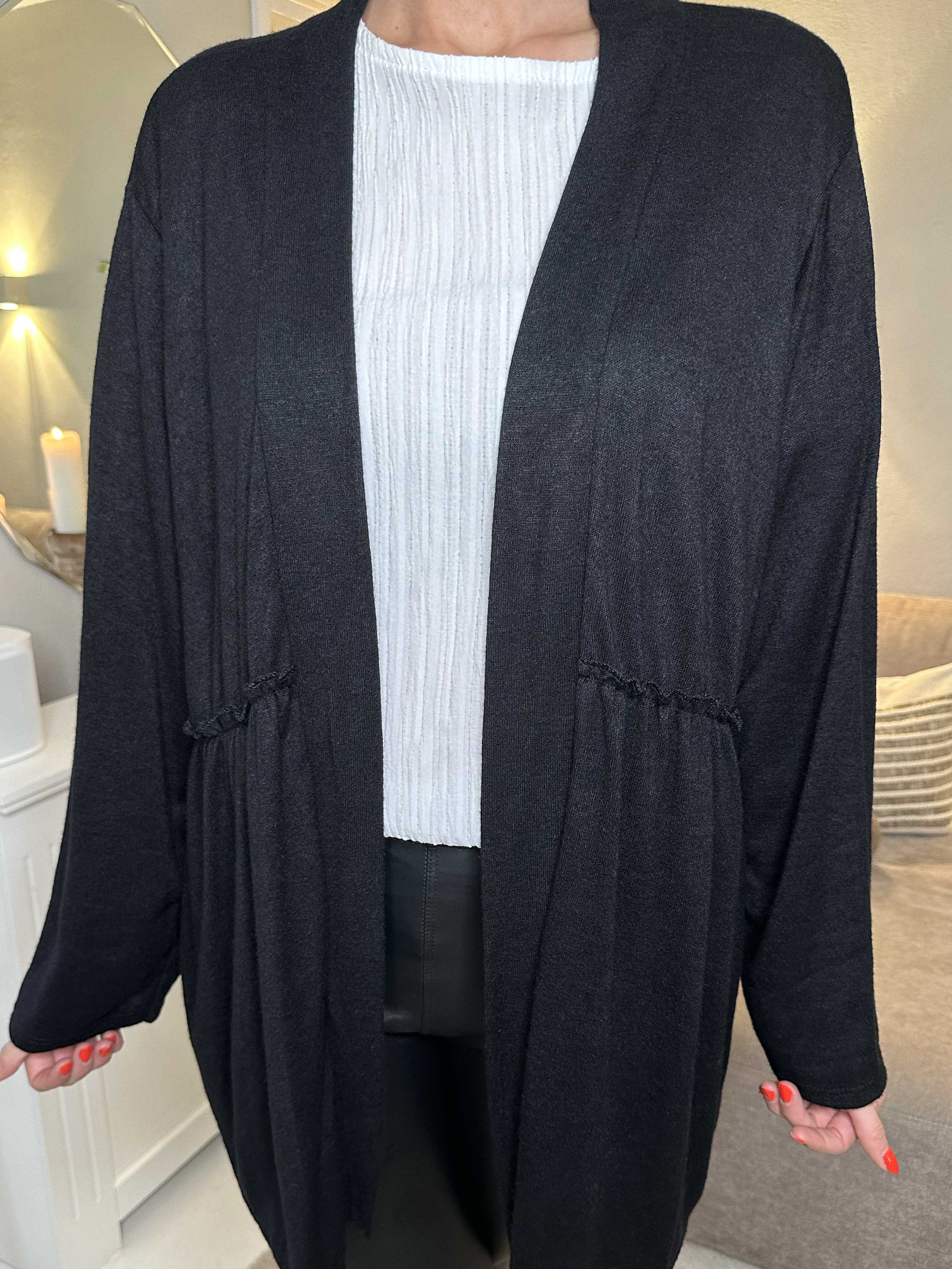 Lilja - Mjuk kofta med liten volangkant - Black