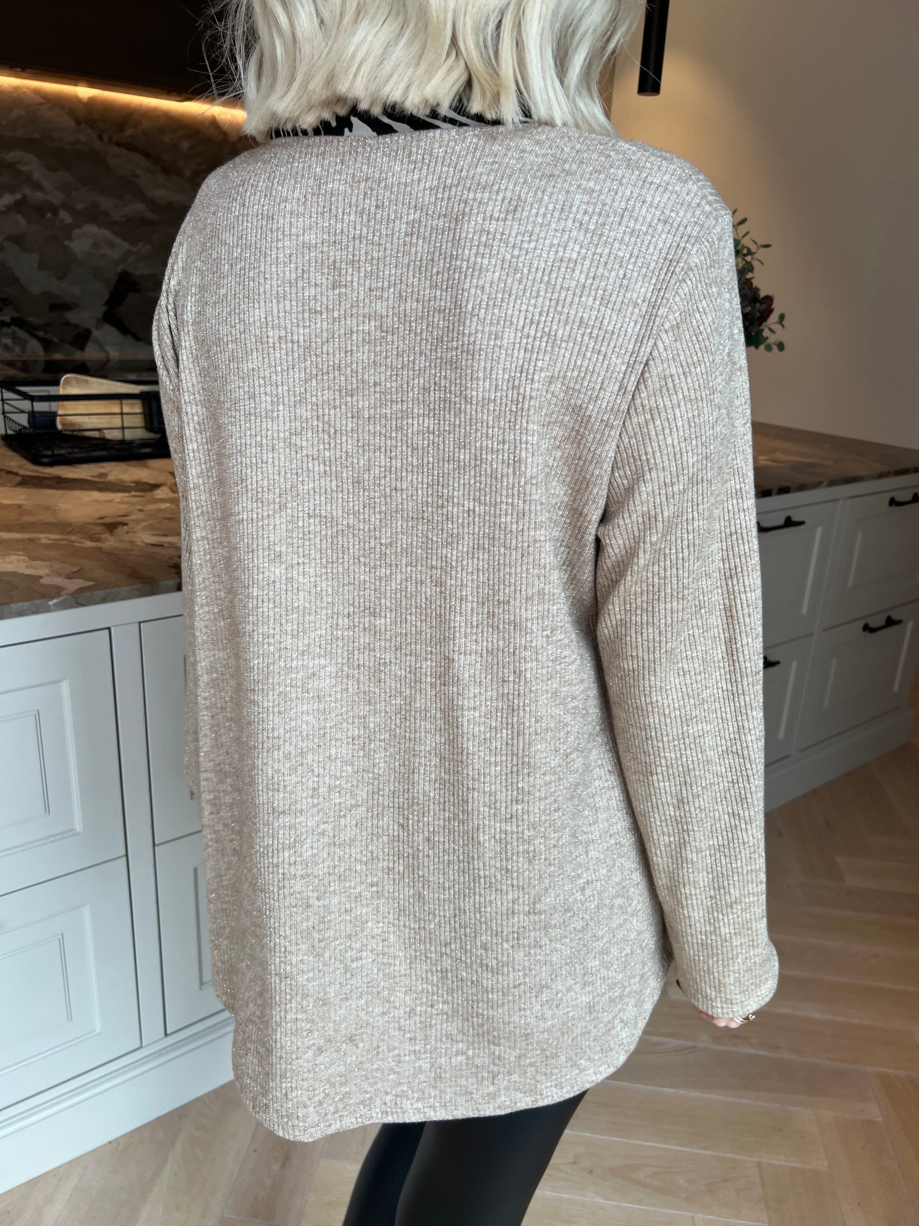 Liliana - Feminin blus med fina glittertrådar och en elegant, fastsydd scarfdetalj