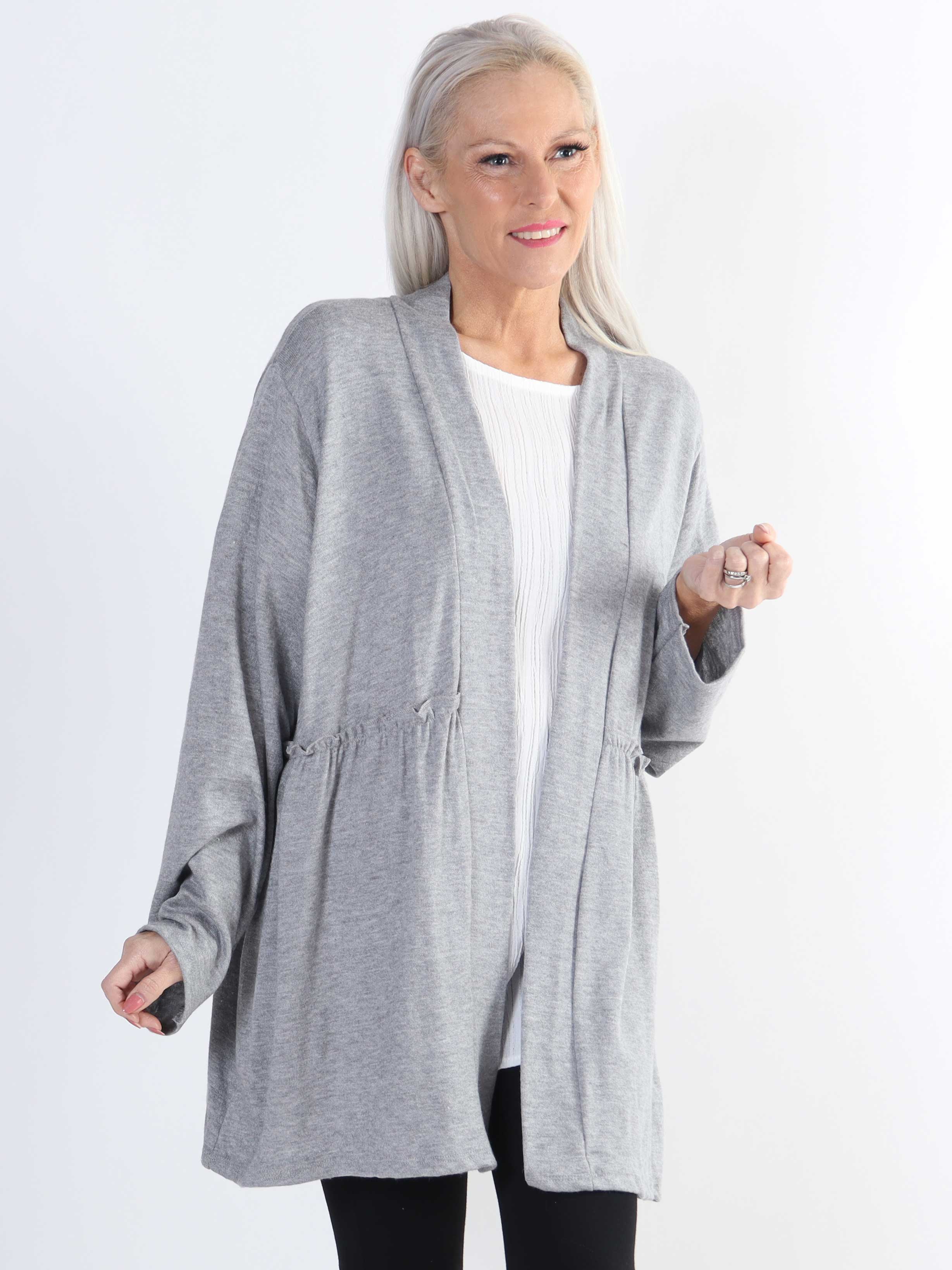 Lilja - Mjuk plus size-kofta med liten volangkant - Beige