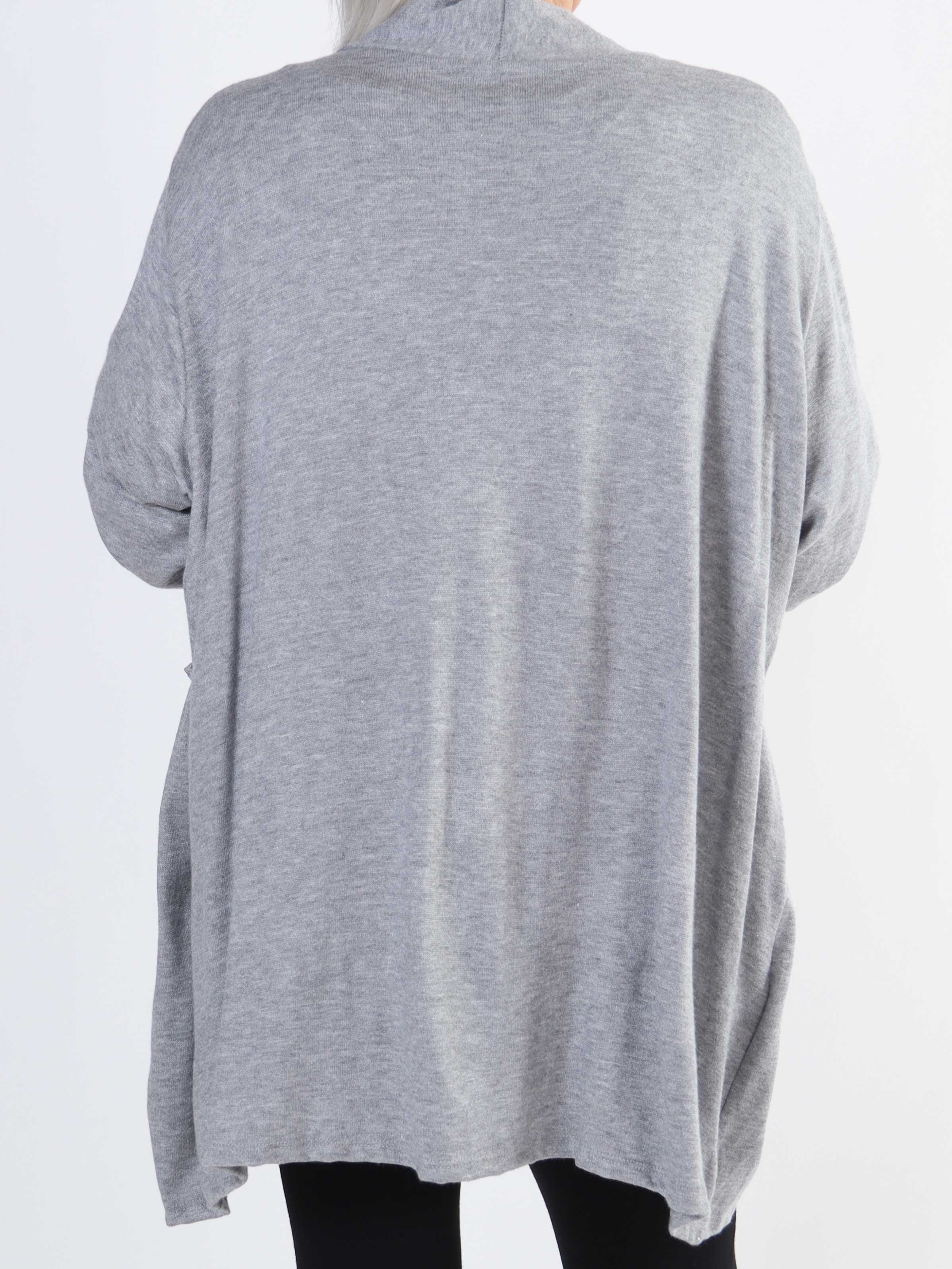 Lilja - Mjuk plus size-kofta med liten volangkant