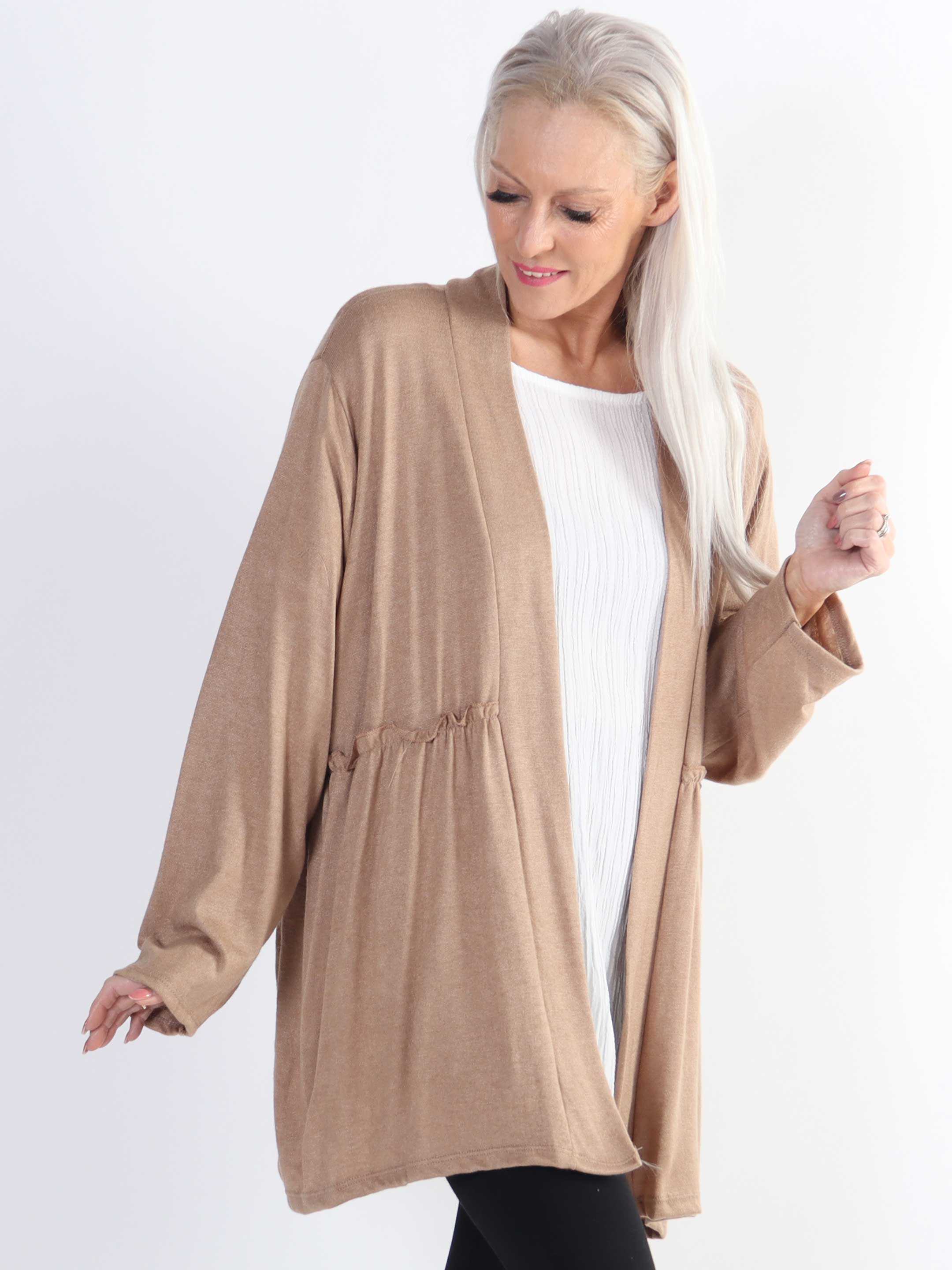 Lilja - Mjuk plus size-kofta med liten volangkant