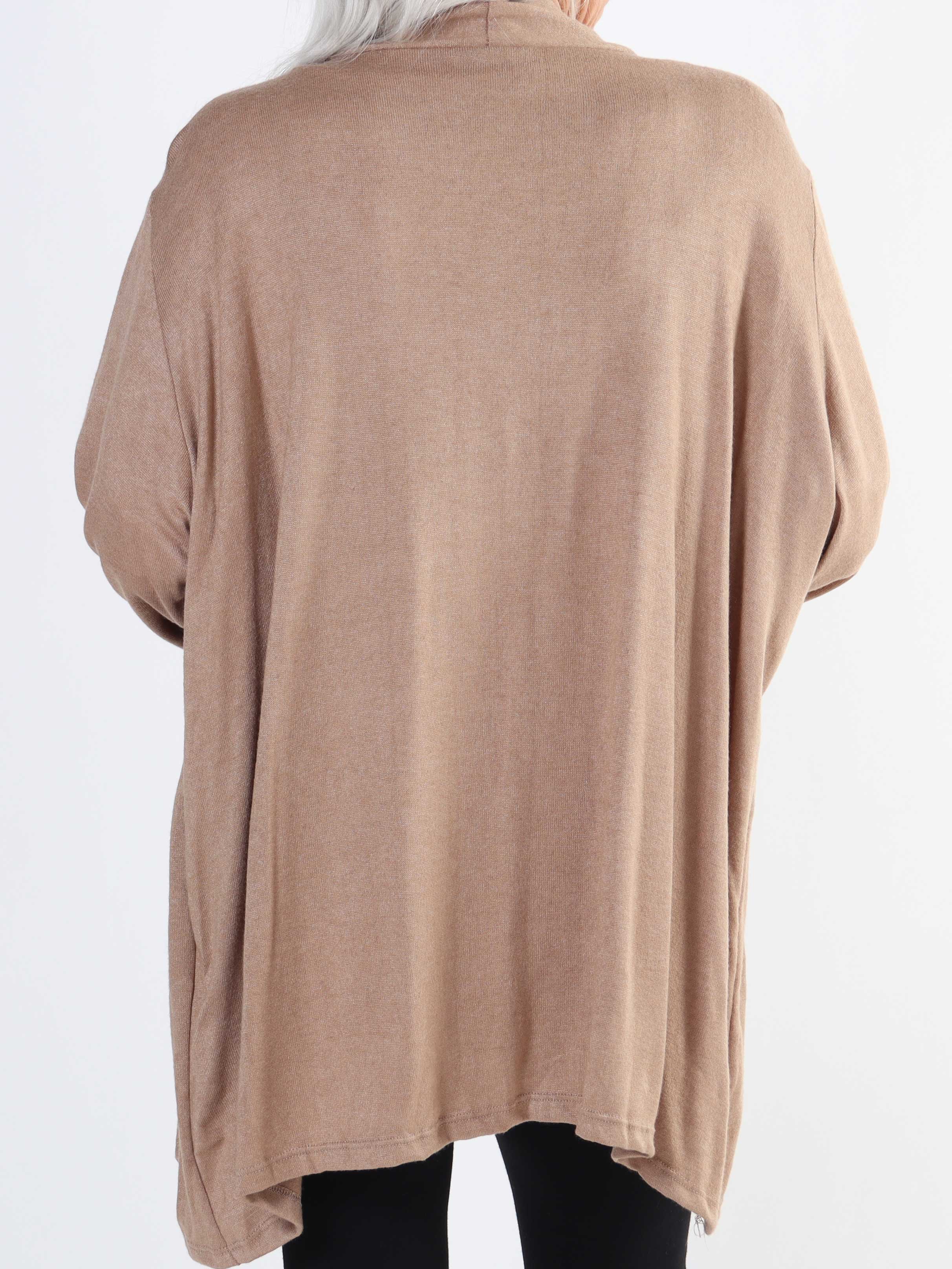 Lilja - Mjuk plus size-kofta med liten volangkant