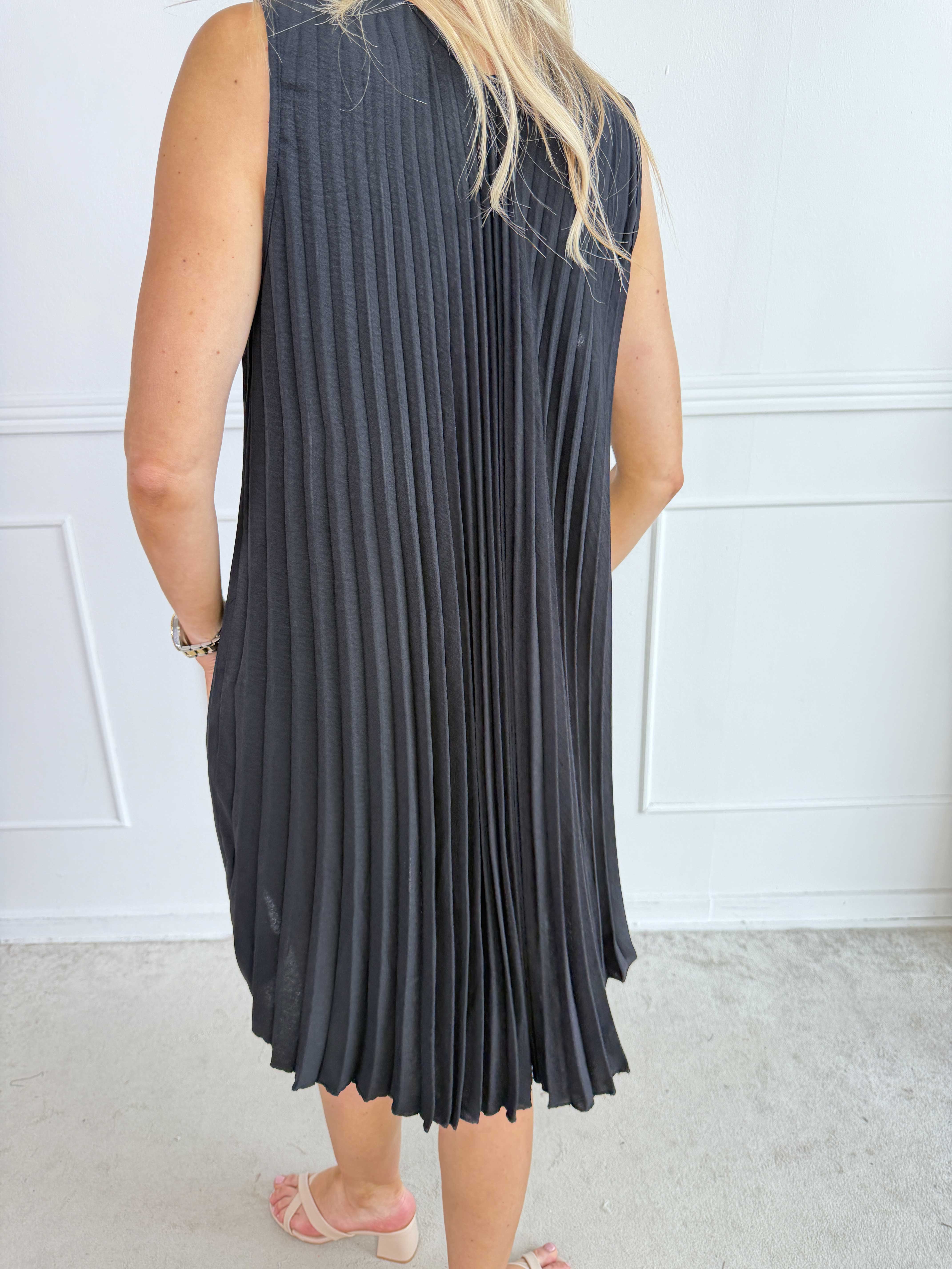 Linda Short - Fin plisserad plus size klänning i mjuk viskosblandning med V-ringning framtill