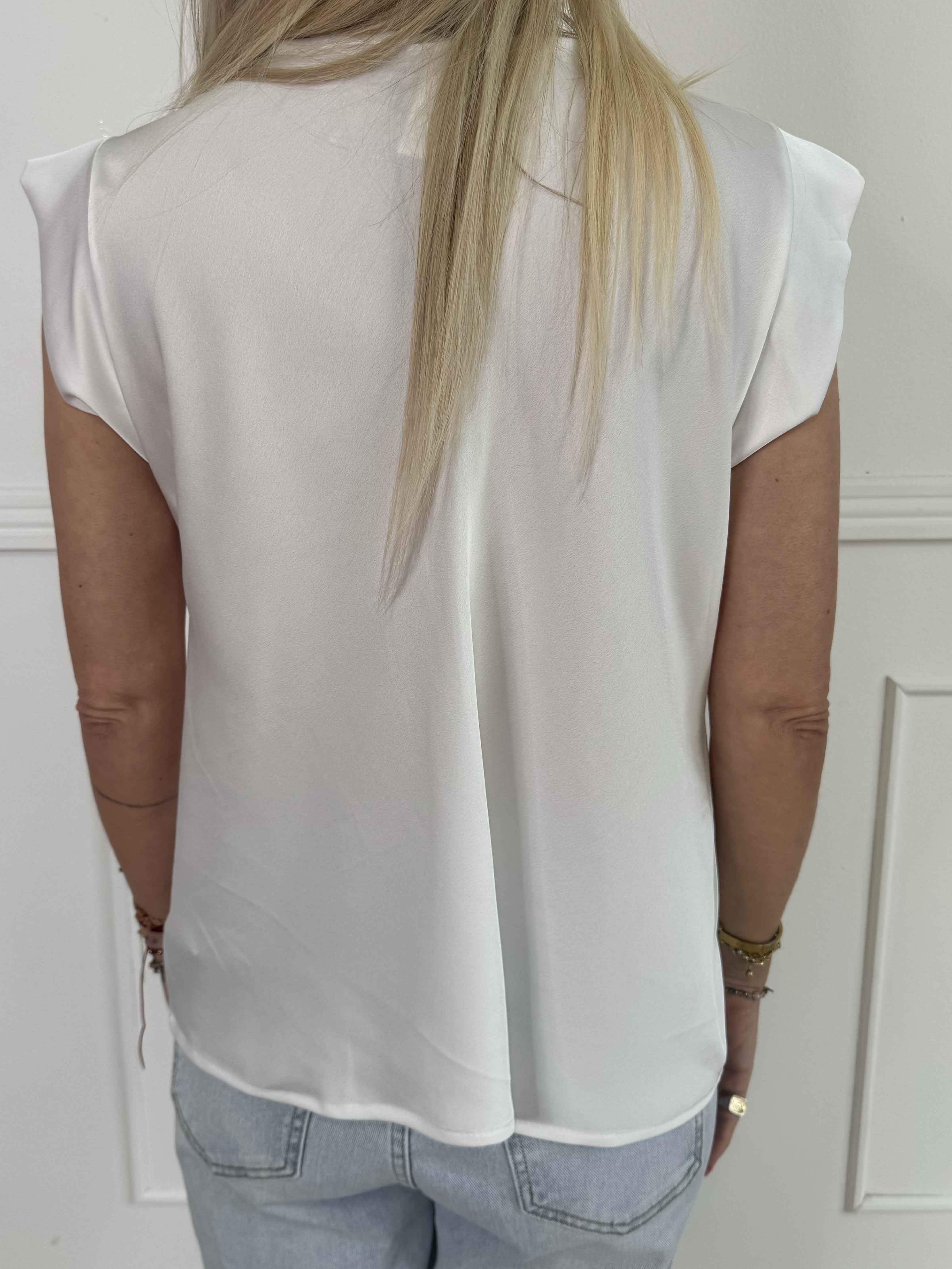 Lisa - Sød blank top med fint fald foran