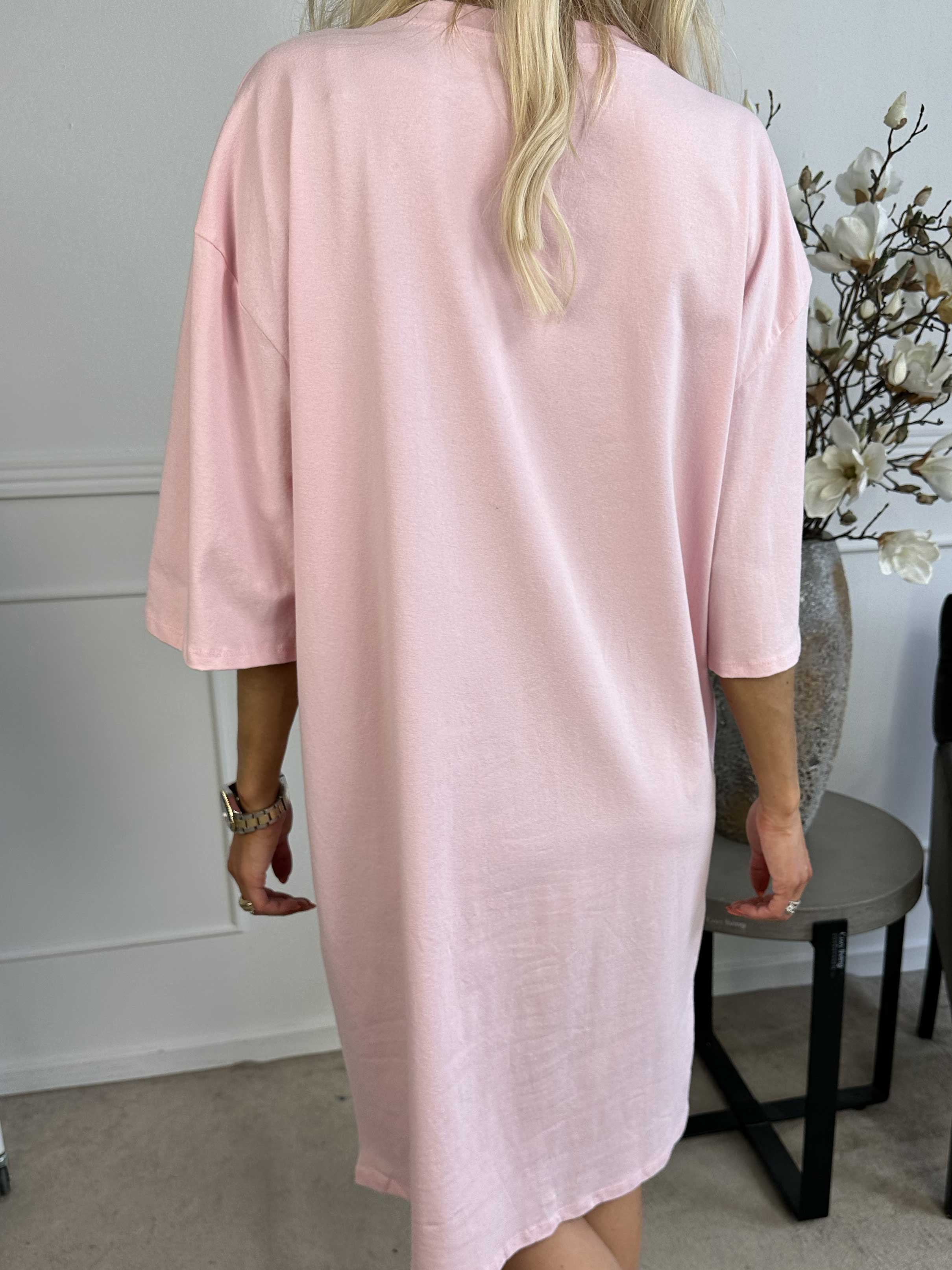 Love - T-shirtklänning i bomull med skrift och hjärtan på framsidan