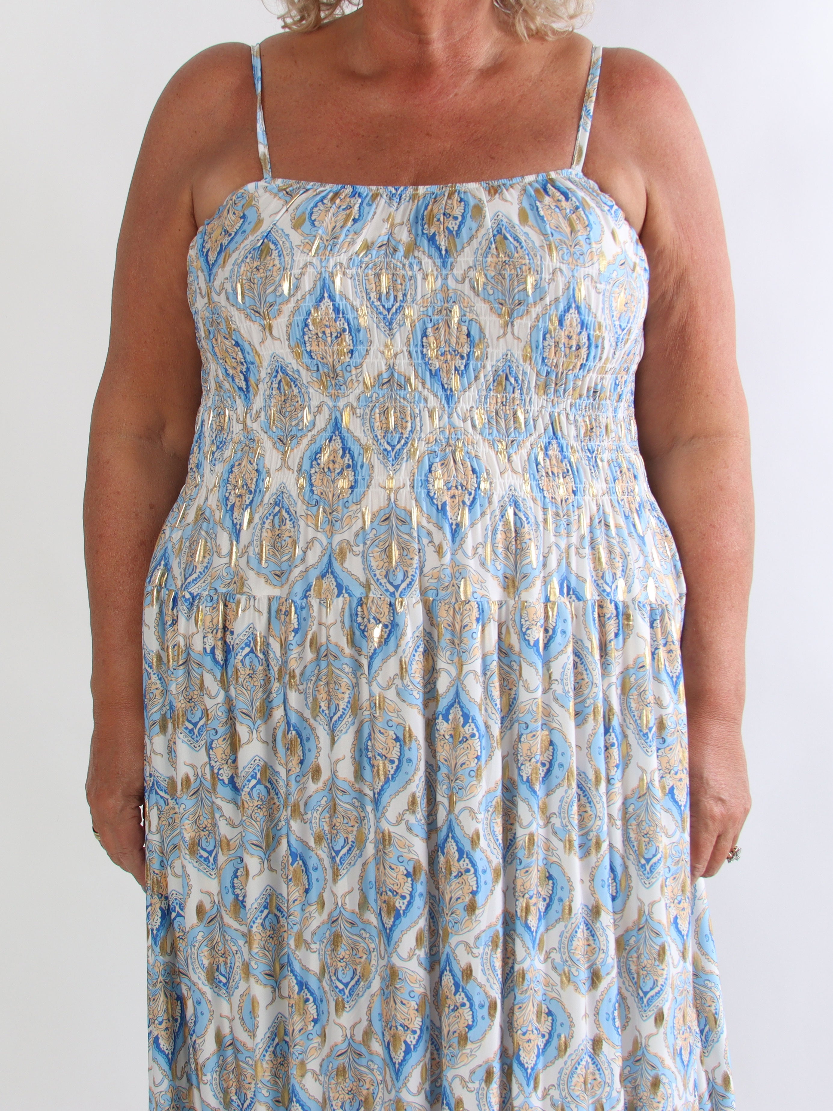 Maira Oasis - Plus size stropkjole med guld dutter og smock henover brystet