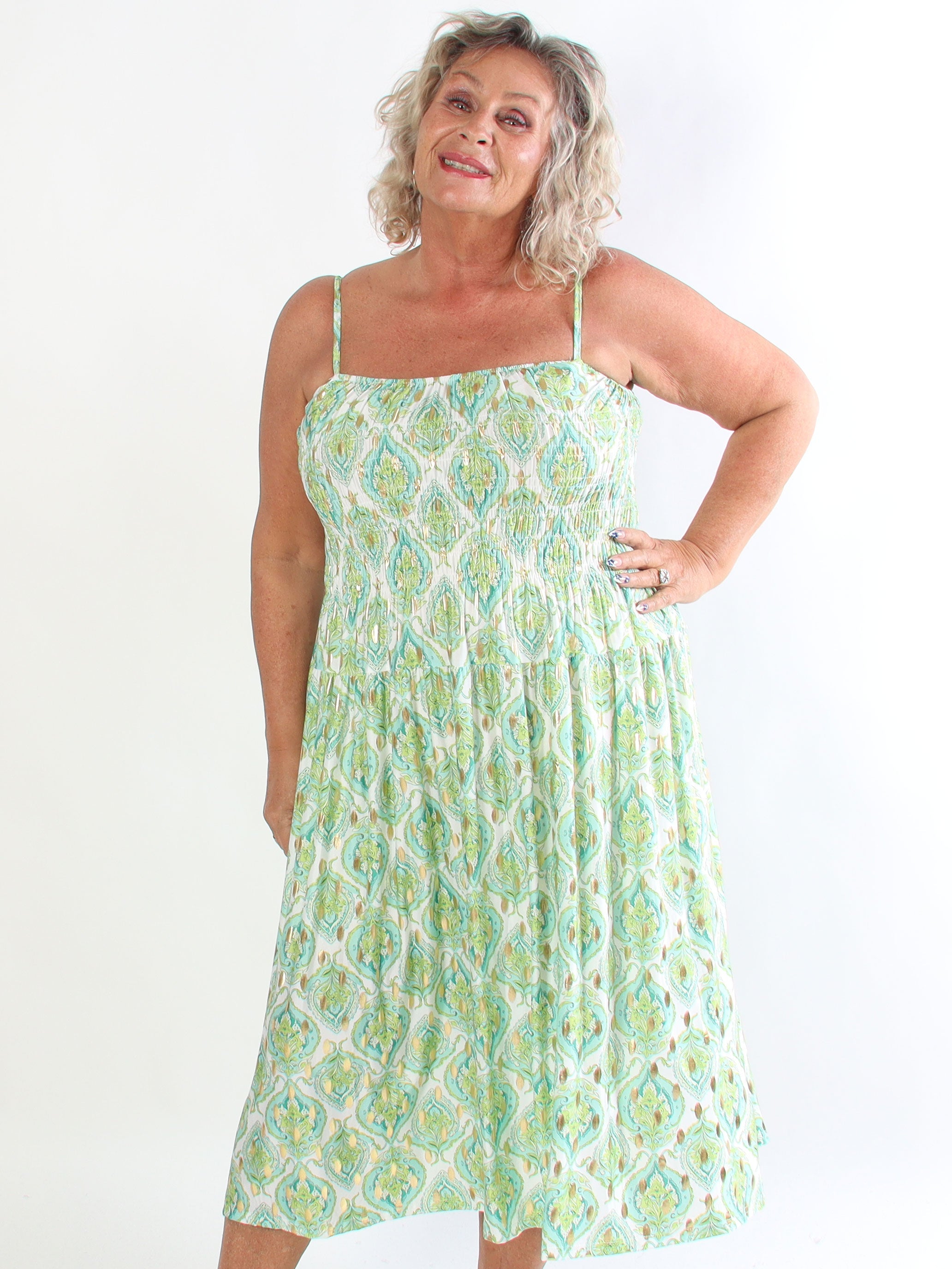 Maira Oasis - Plus size stropkjole med guld dutter og smock henover brystet