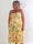 Maira Fiora - Elastisk plus size stropkjole med guld blomster og smock henover brystet