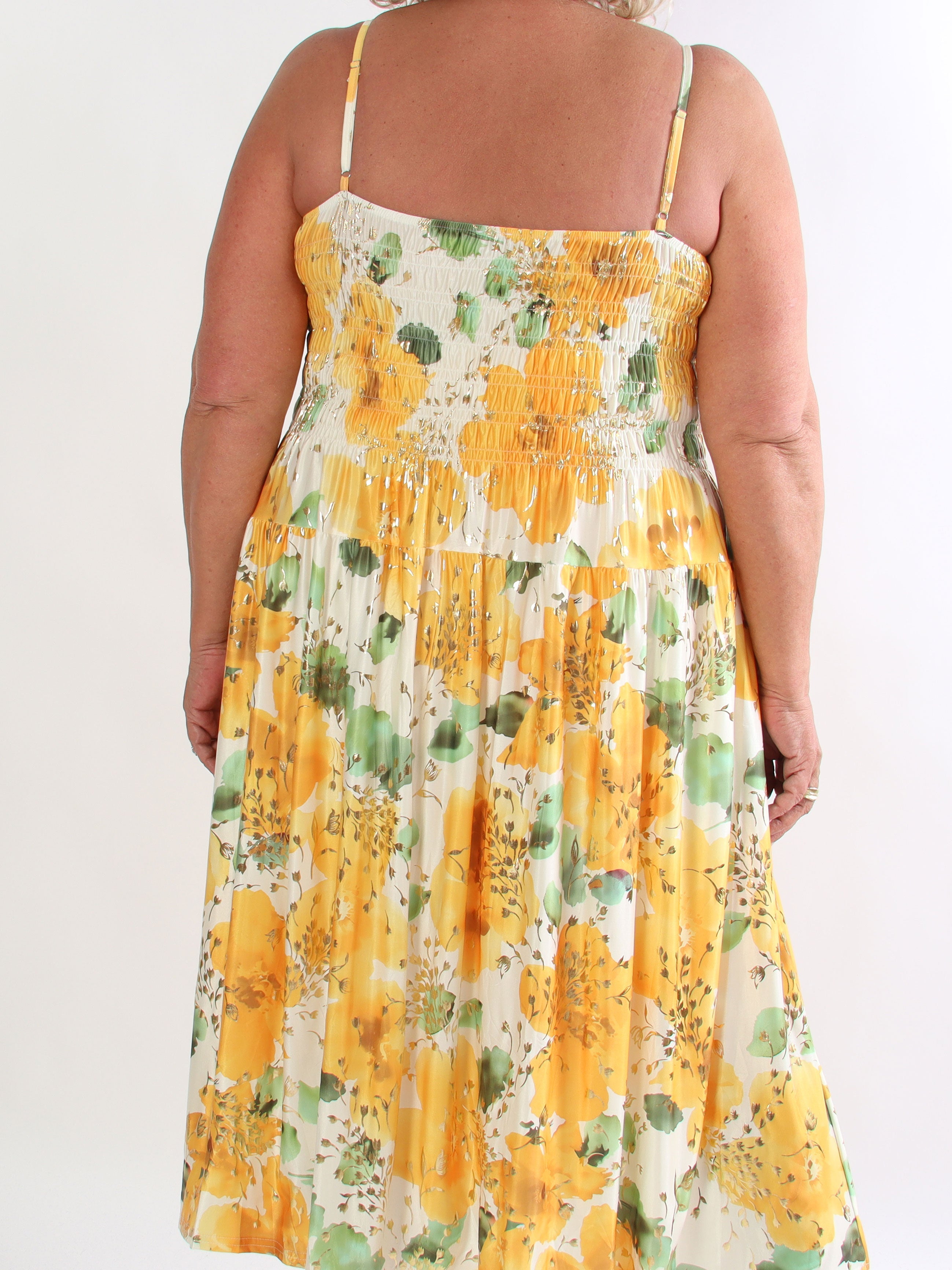 Maira Fiora - Elastisk plus size stropkjole med guld blomster og smock henover brystet