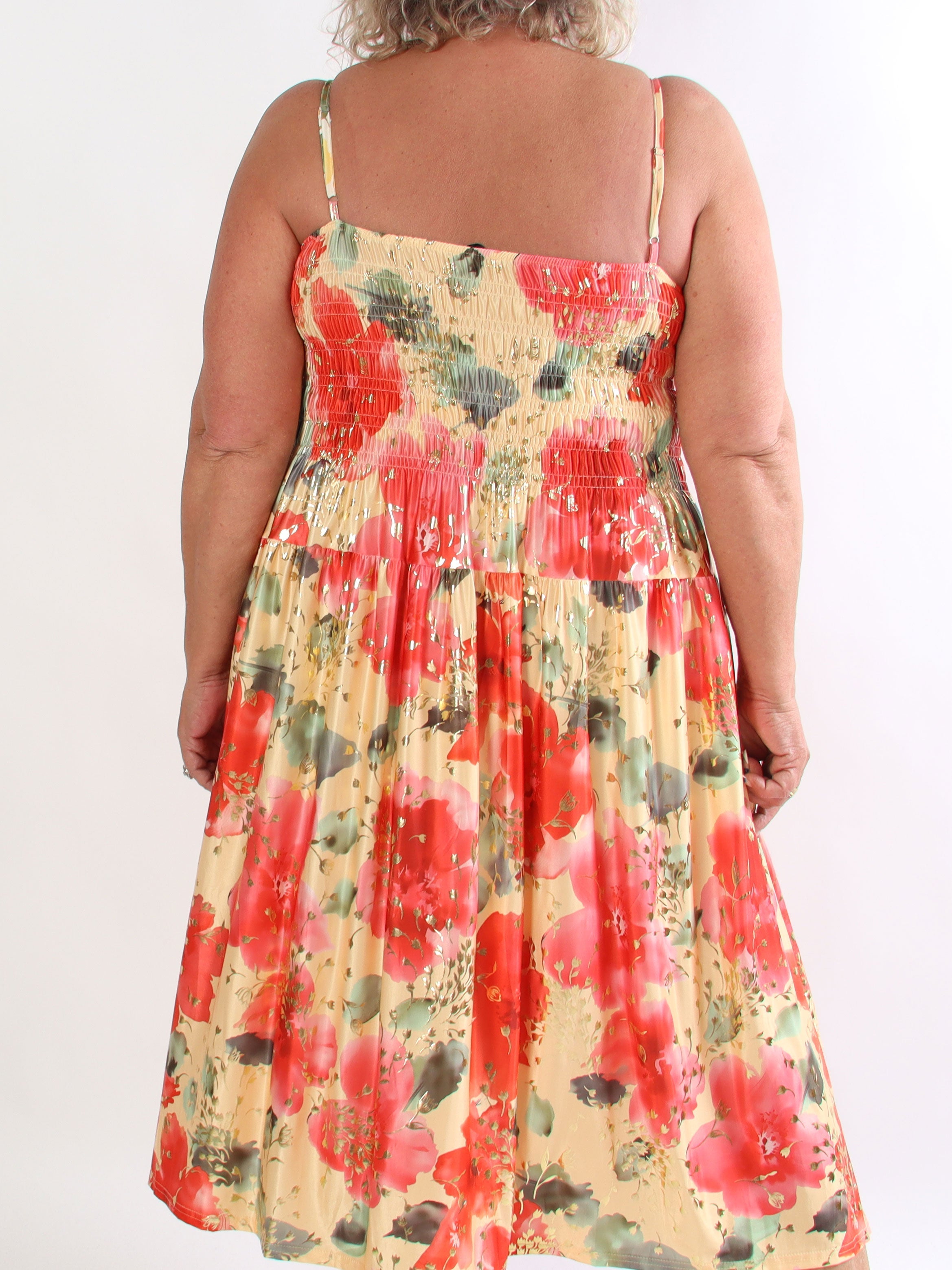 Maira Fiora - Elastisk plus size stropkjole med guld blomster og smock henover brystet