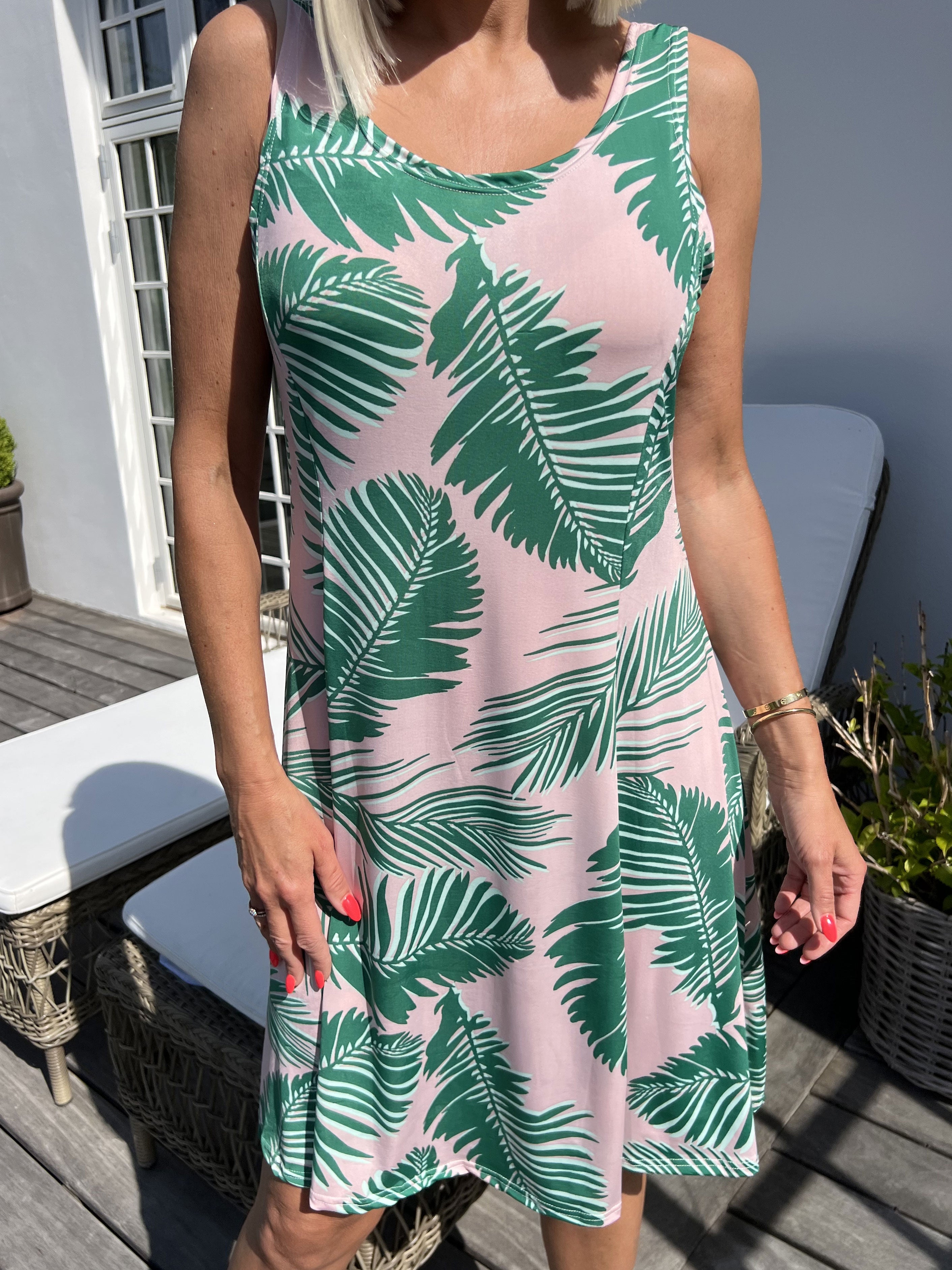 Maj Forest - Söt elastisk sommarklänning med mönster