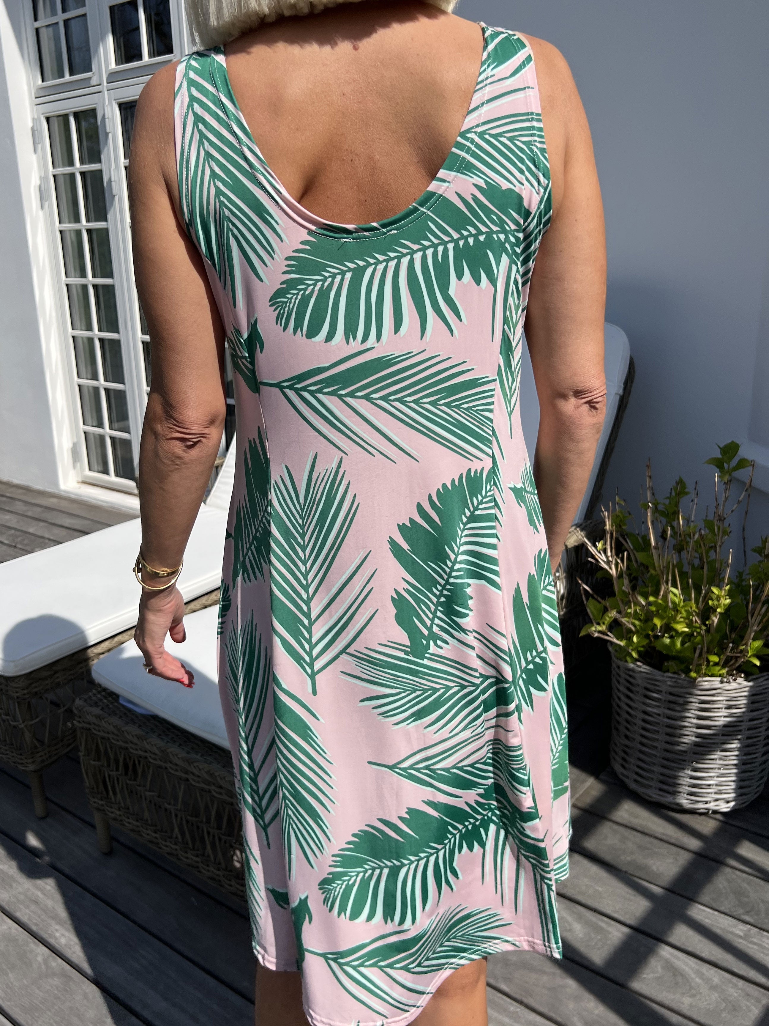 Maj Forest - Söt elastisk sommarklänning med mönster