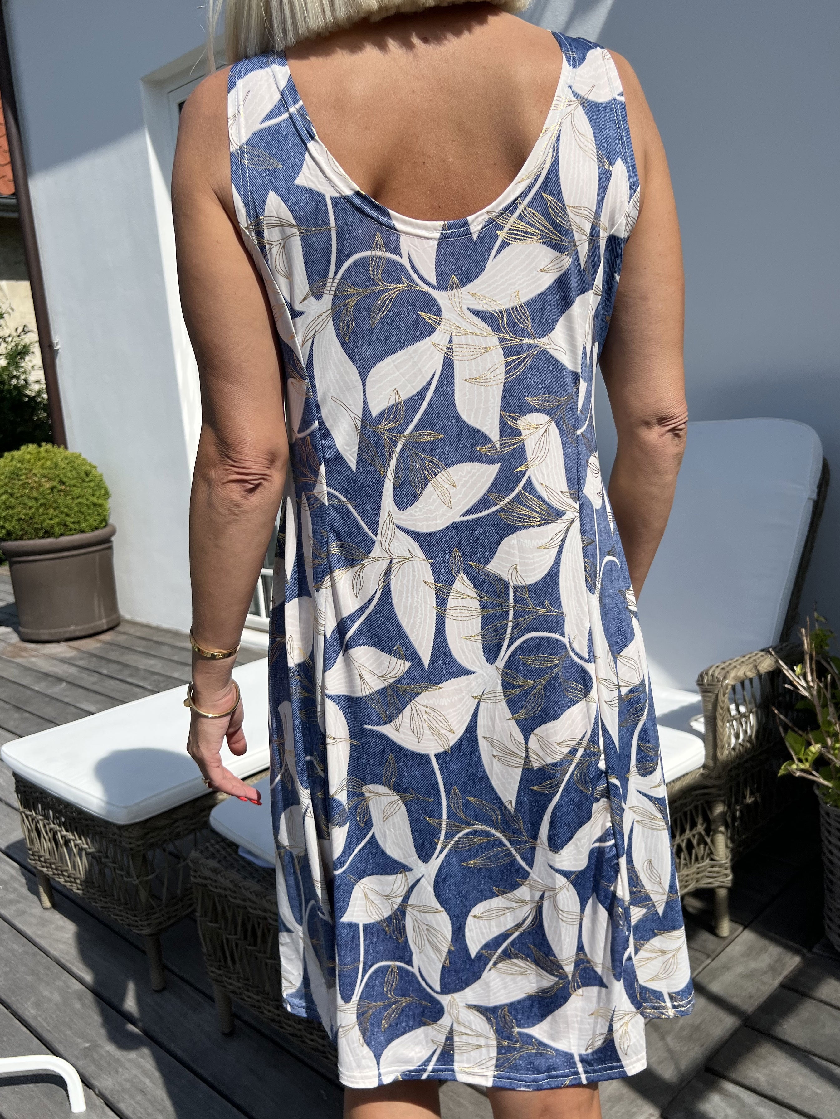 Maj Gold Leaf - Söt elastisk sommarklänning med bladmönster